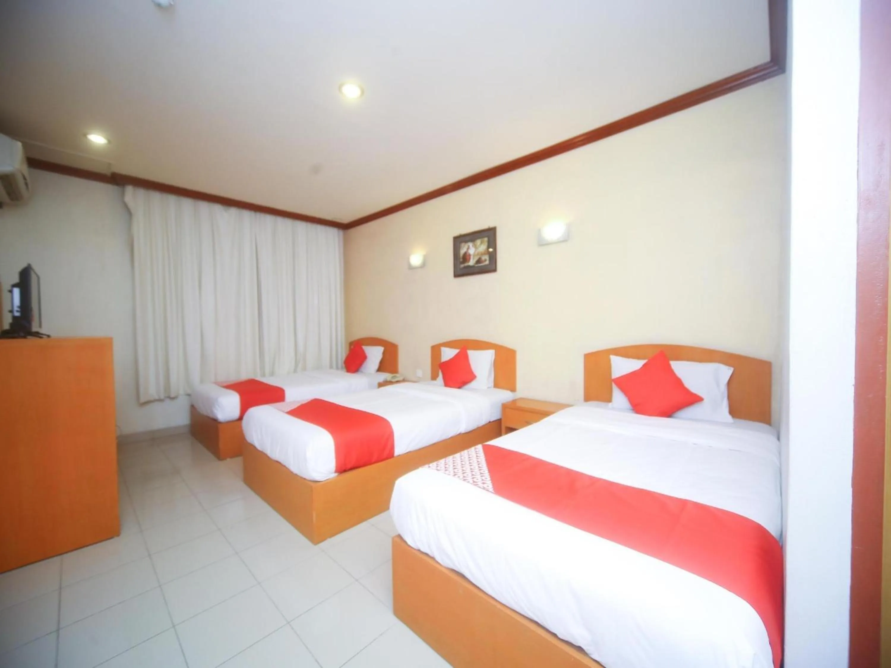 Photo of the whole room, Bed in Hotel O London