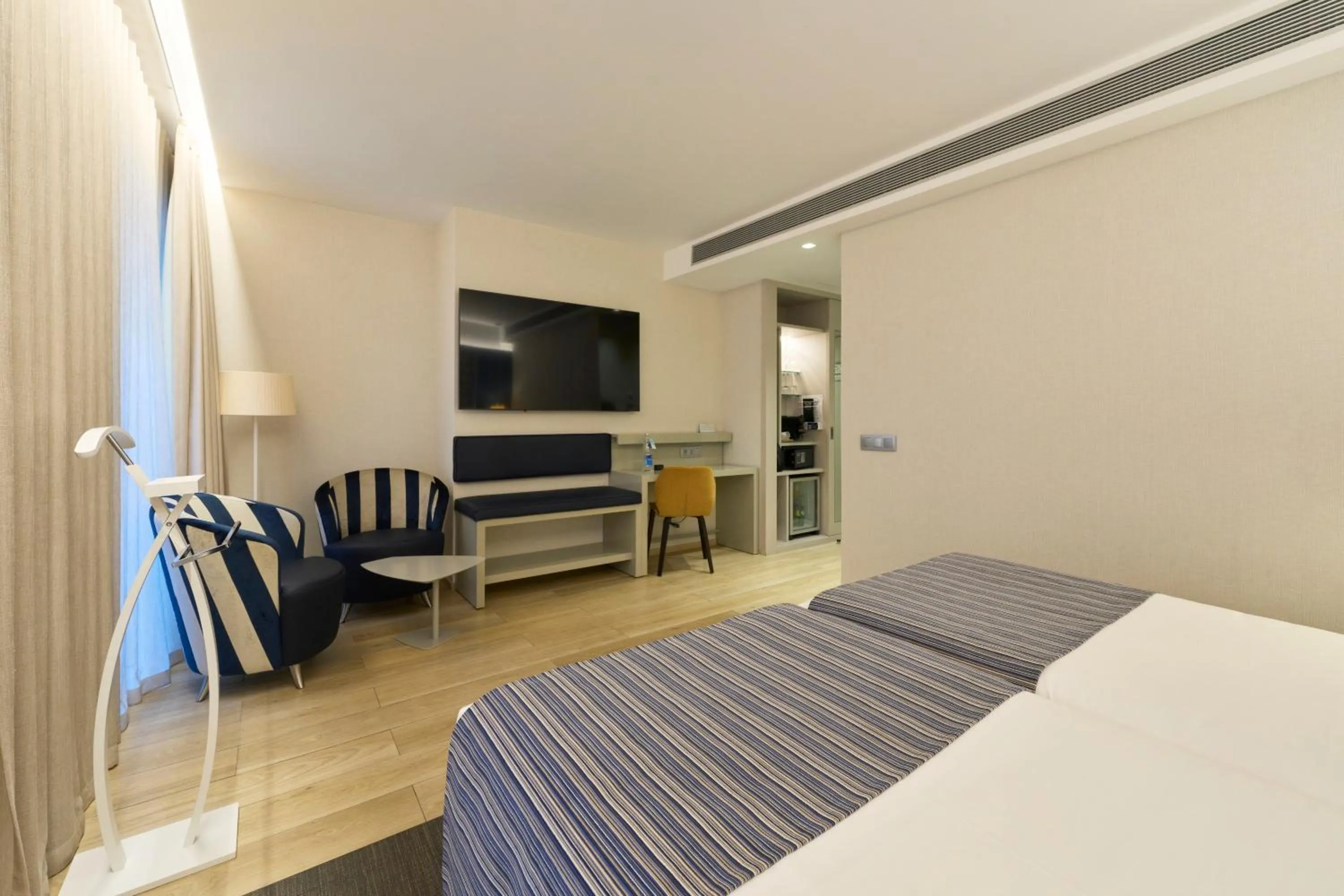 Photo of the whole room, Bed in Catalonia Porto