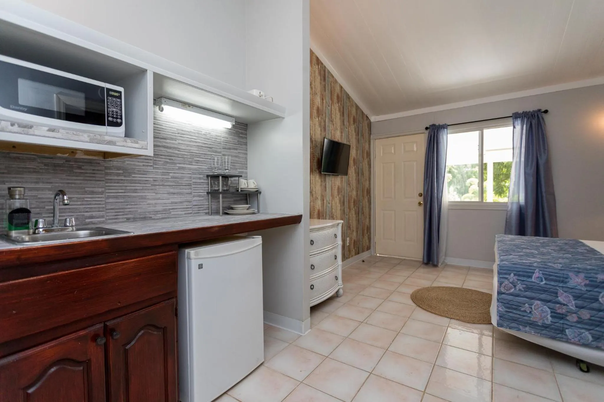 Kitchen or kitchenette, Bed in South Coast Horizon