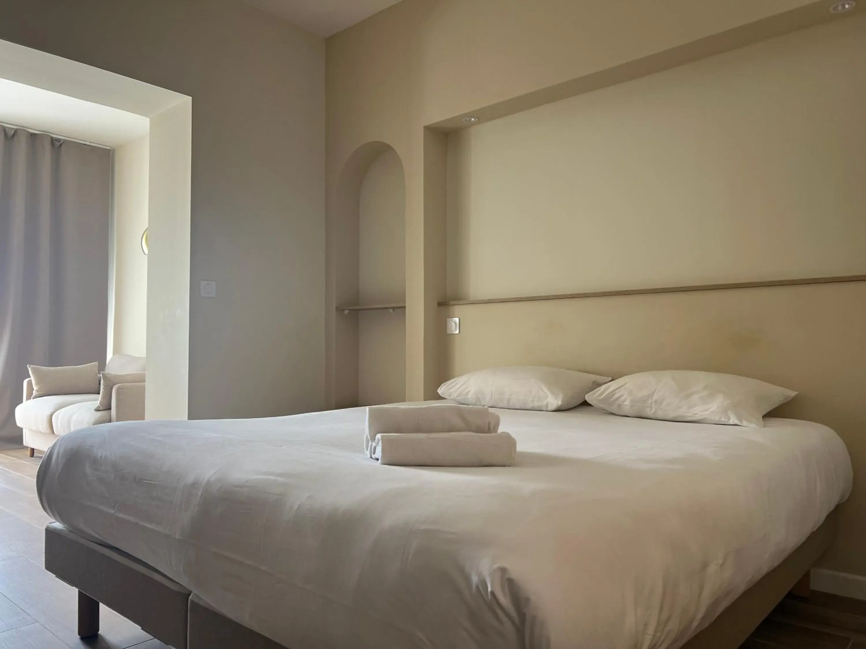 Bed in Adonis Sanary Grand Hôtel des Bains Bed in Adonis Sanary Grand Hôtel des Bains