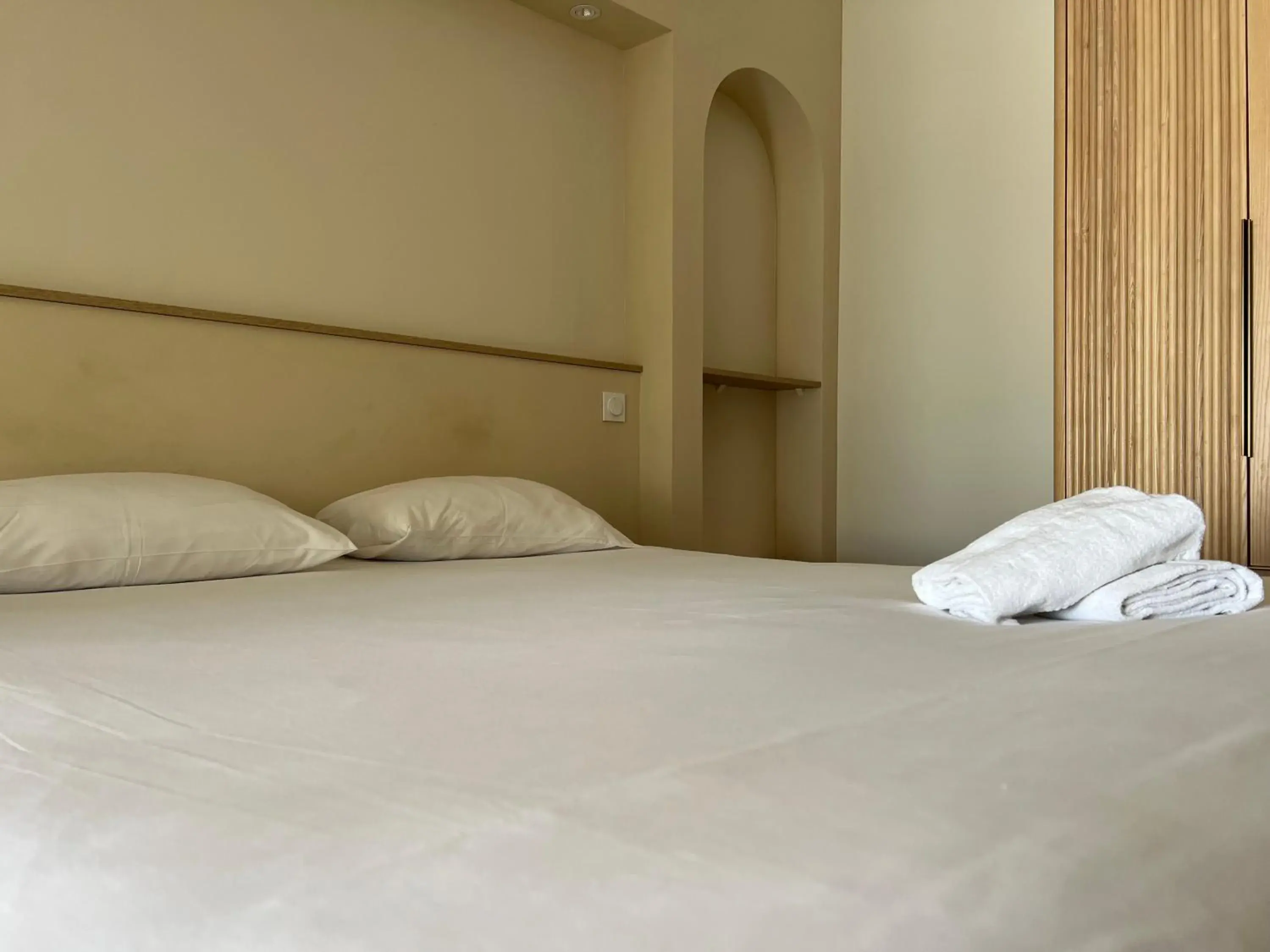 Bed in Adonis Sanary Grand Hôtel des Bains Bed in Adonis Sanary Grand Hôtel des Bains