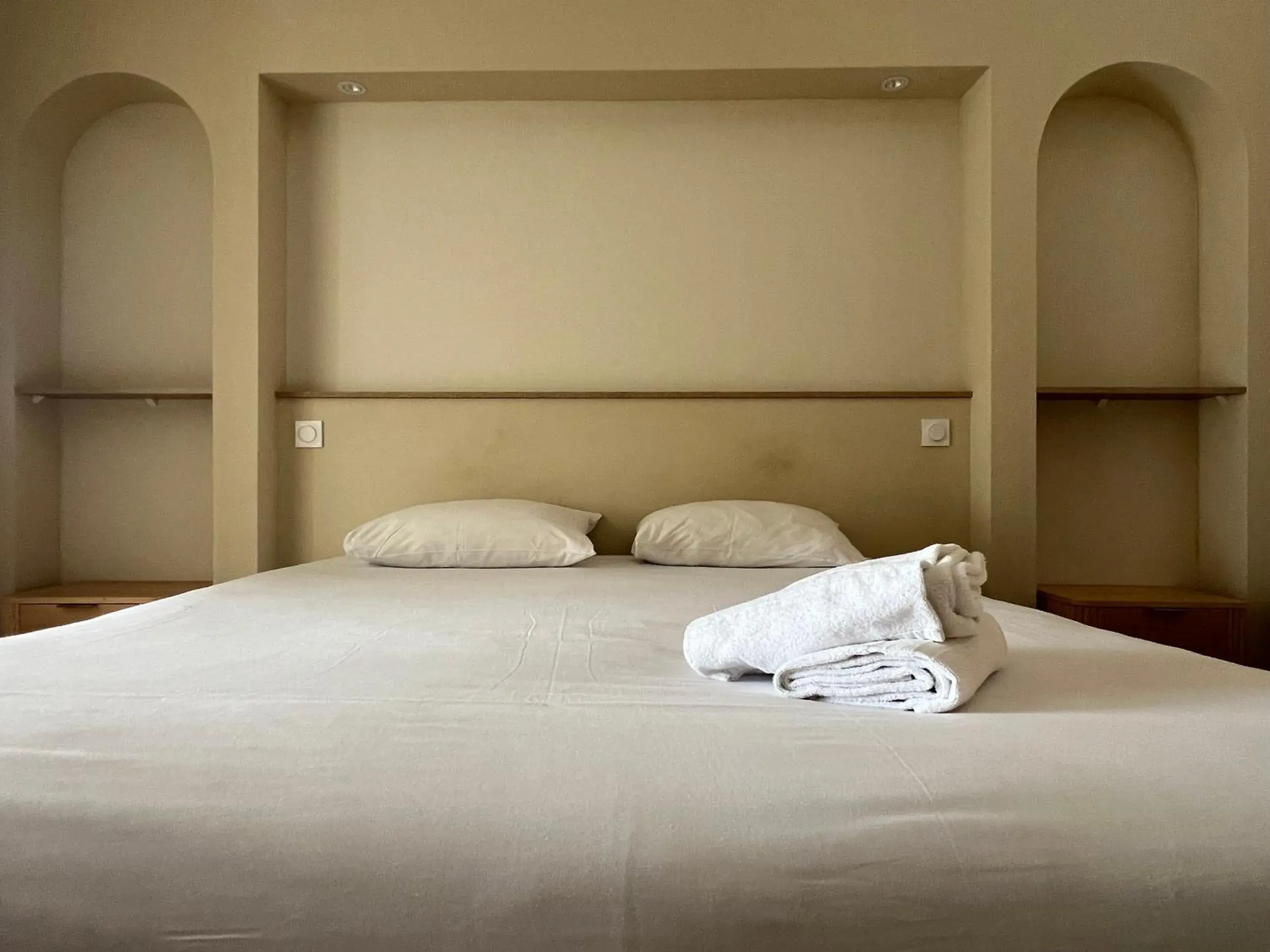 Bed in Adonis Sanary Grand Hôtel des Bains Bed in Adonis Sanary Grand Hôtel des Bains