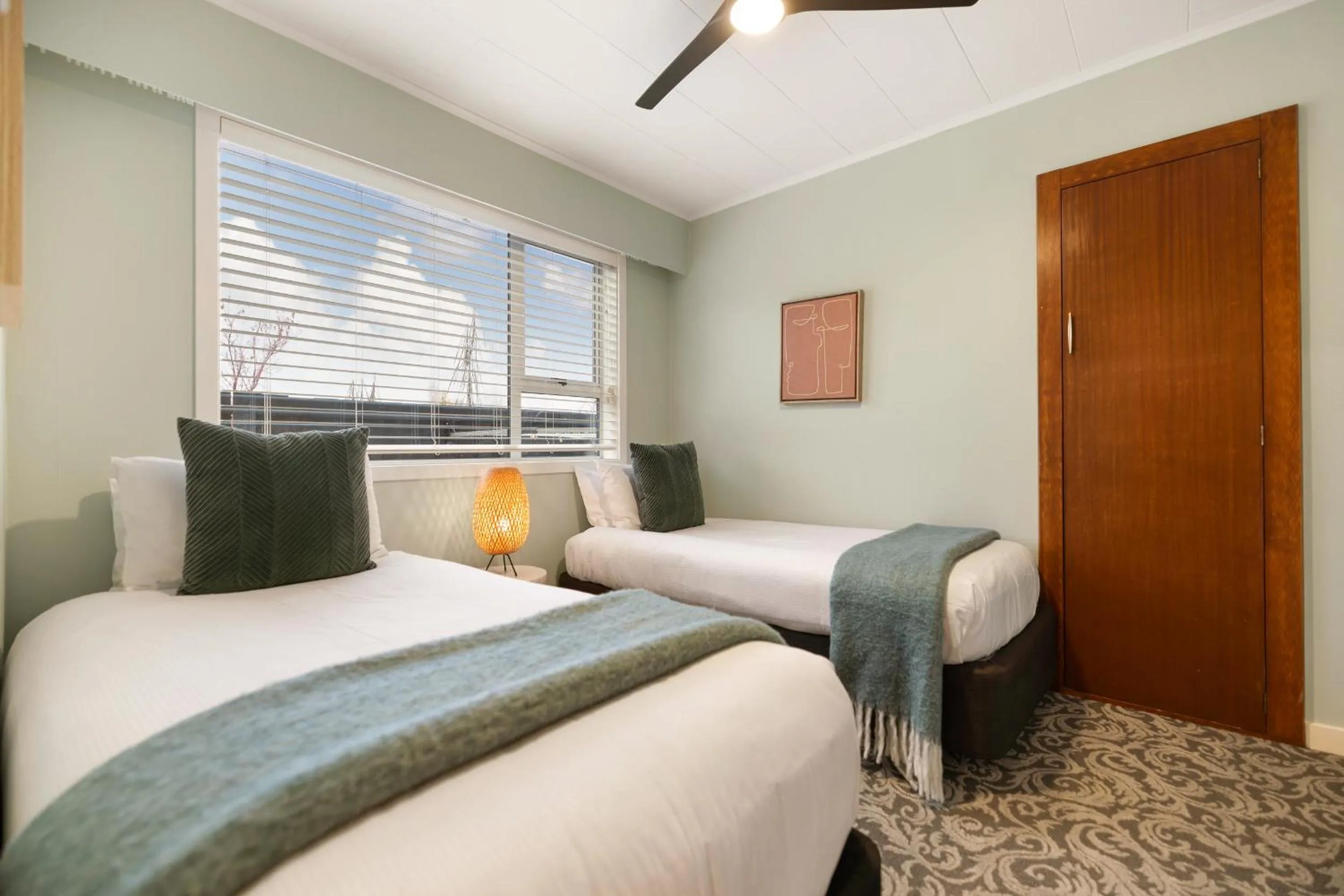 Photo of the whole room, Bed in Arrowtown Motel