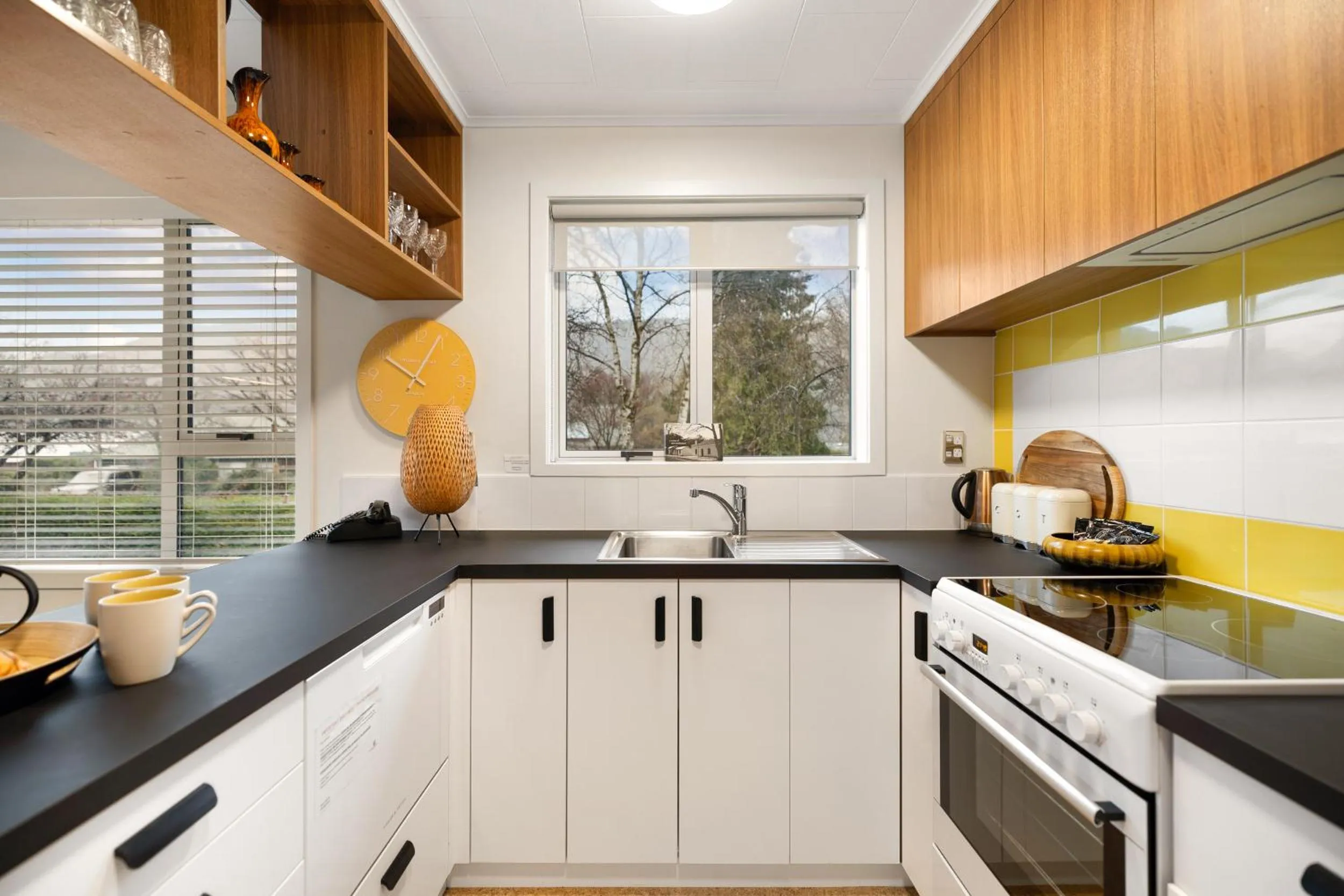 Kitchen or kitchenette in Arrowtown Motel