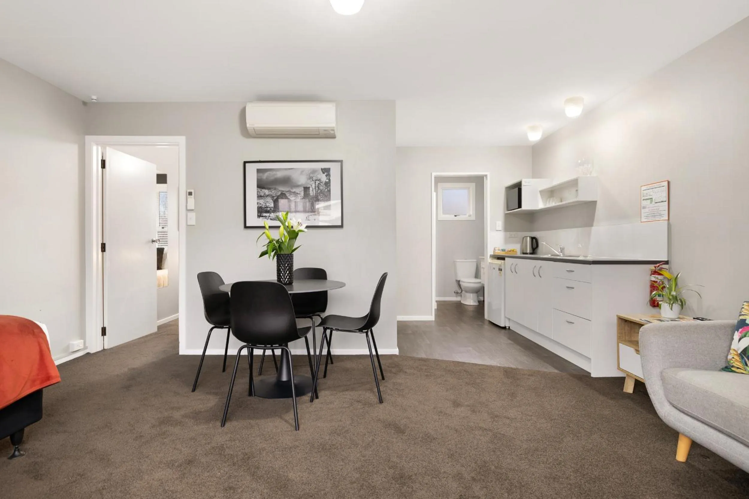 Kitchen or kitchenette in Arrowtown Motel