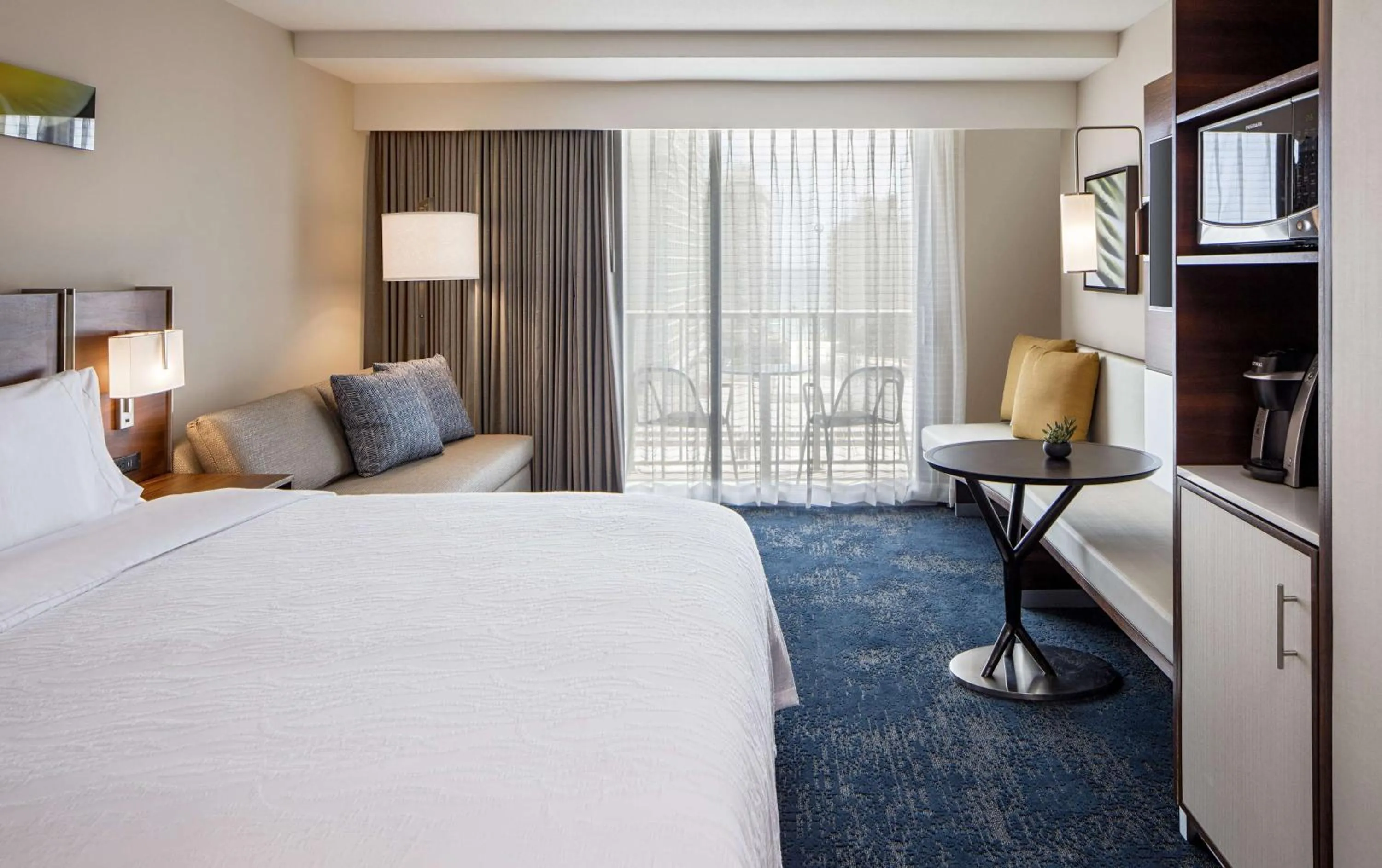 Bedroom, Bed in Hilton Garden Inn Waikiki Beach