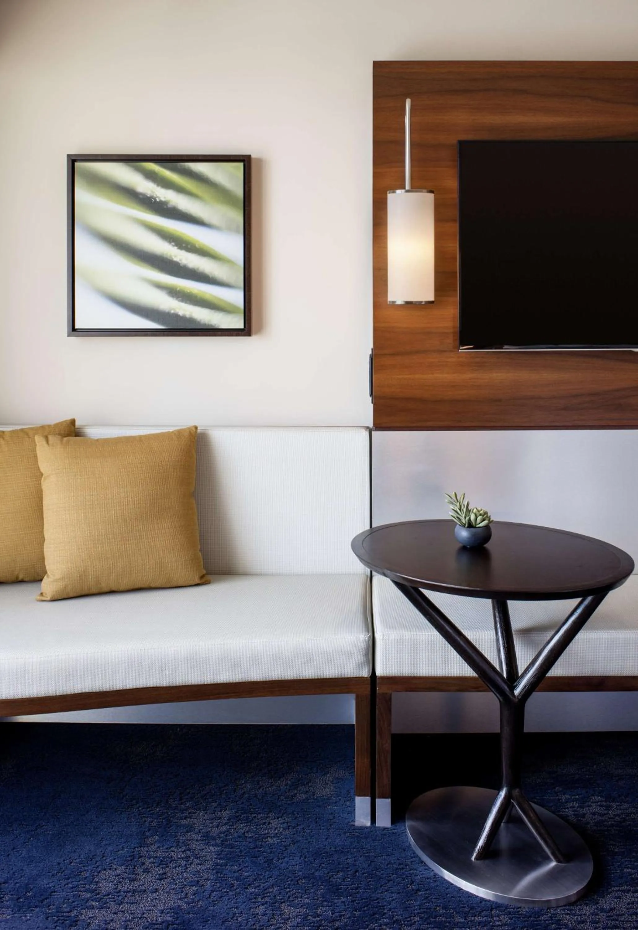 Living room in Hilton Garden Inn Waikiki Beach