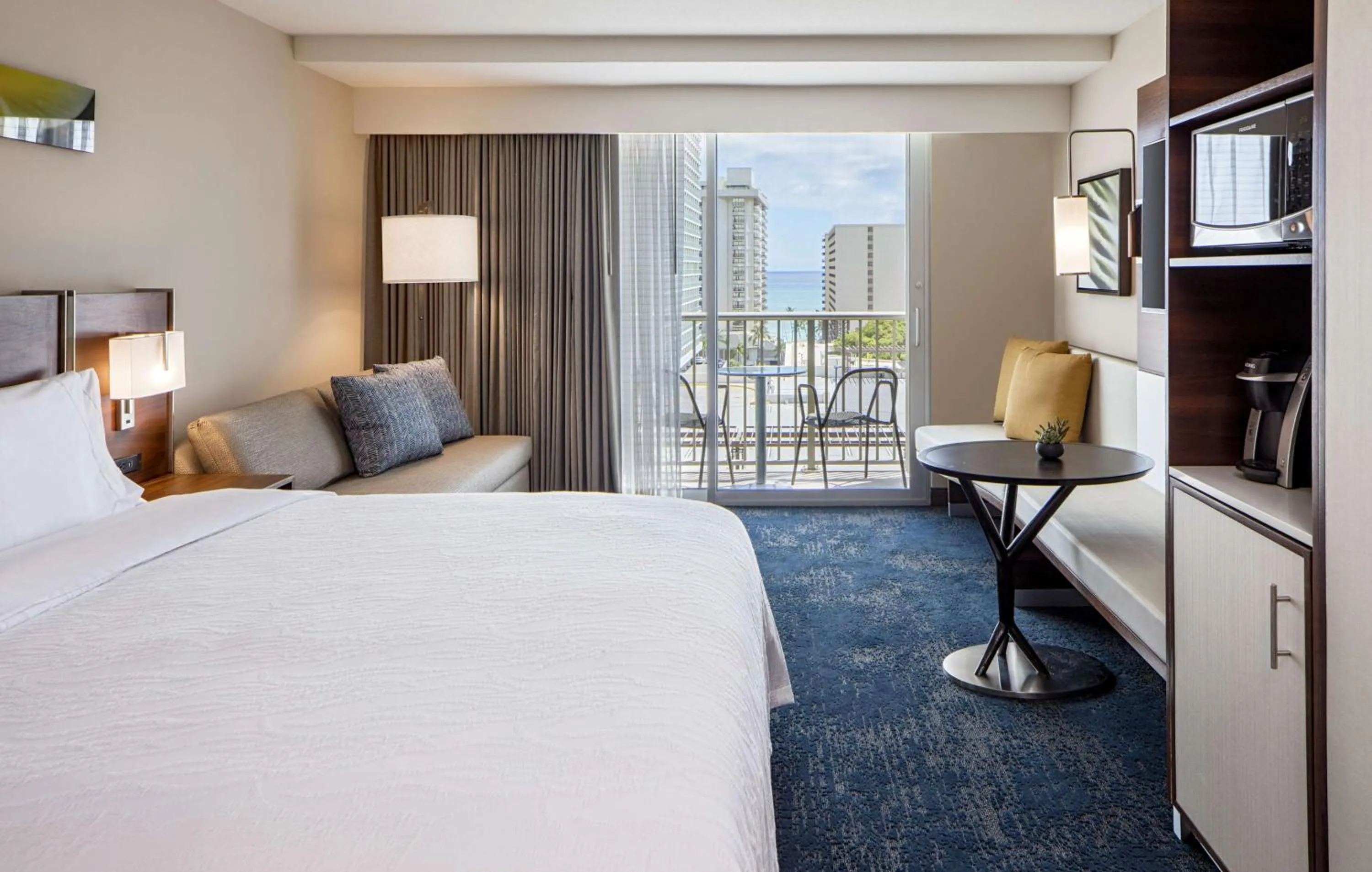 Bedroom, Bed in Hilton Garden Inn Waikiki Beach