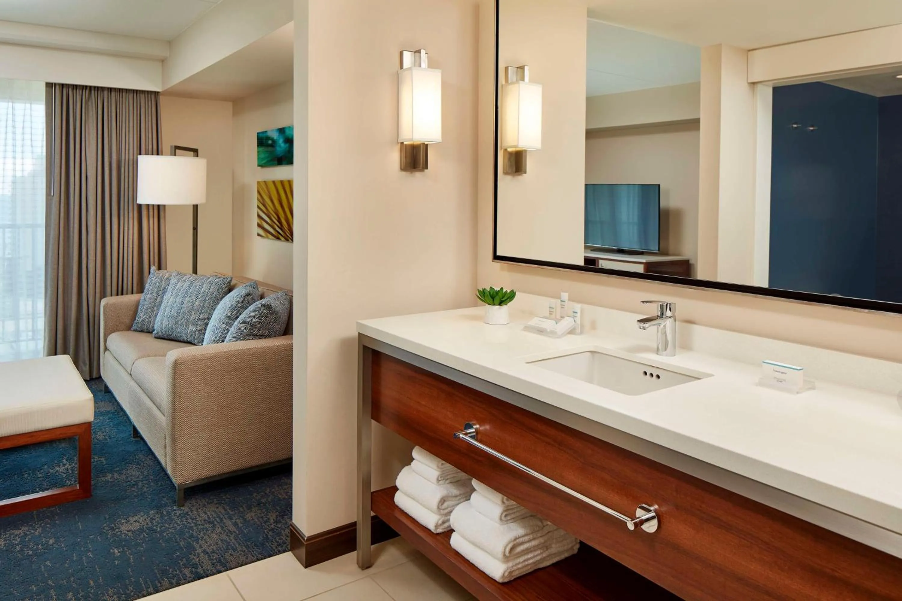 Bathroom, Bed in Hilton Garden Inn Waikiki Beach