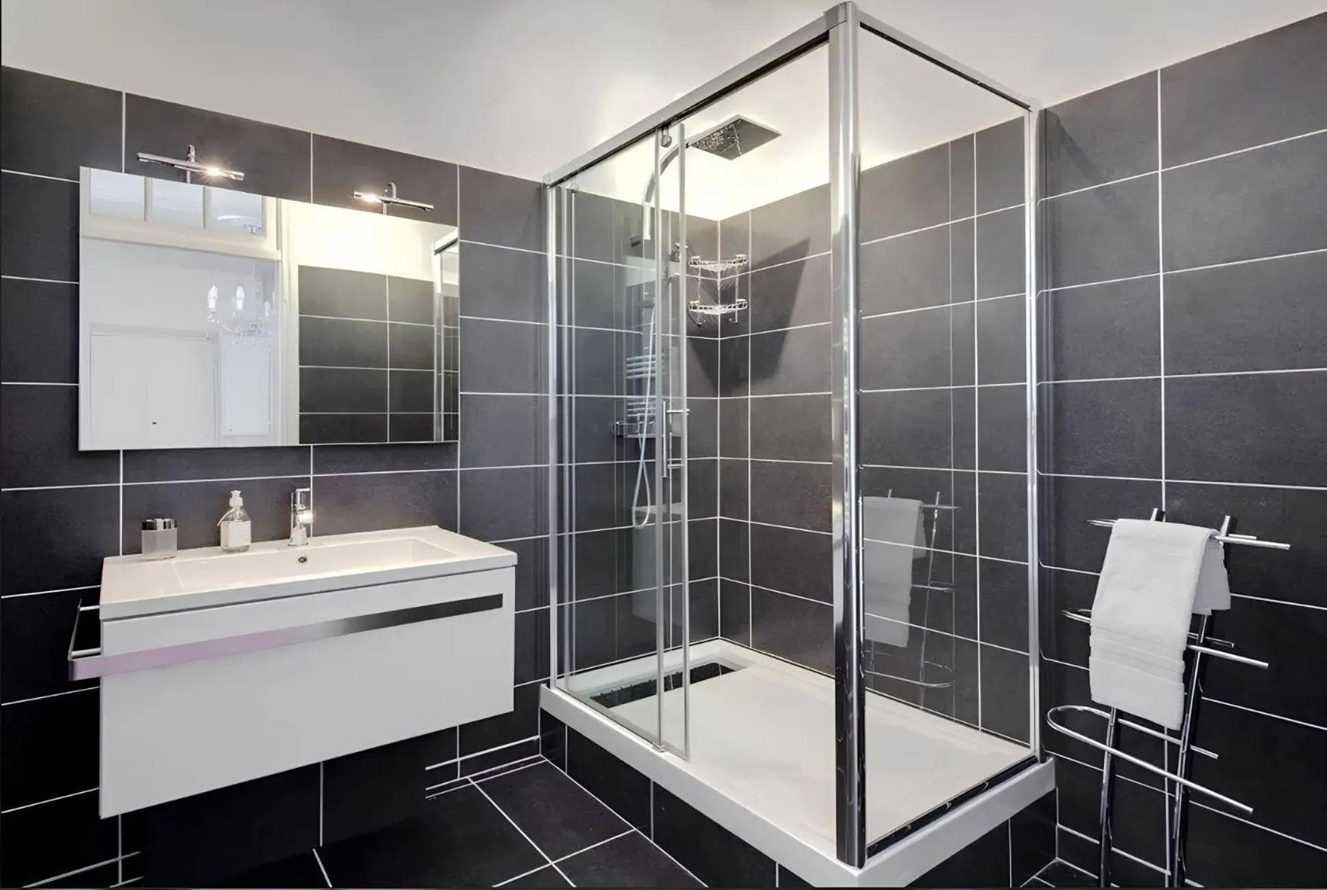 Bathroom in Hôtel de la Fontaine