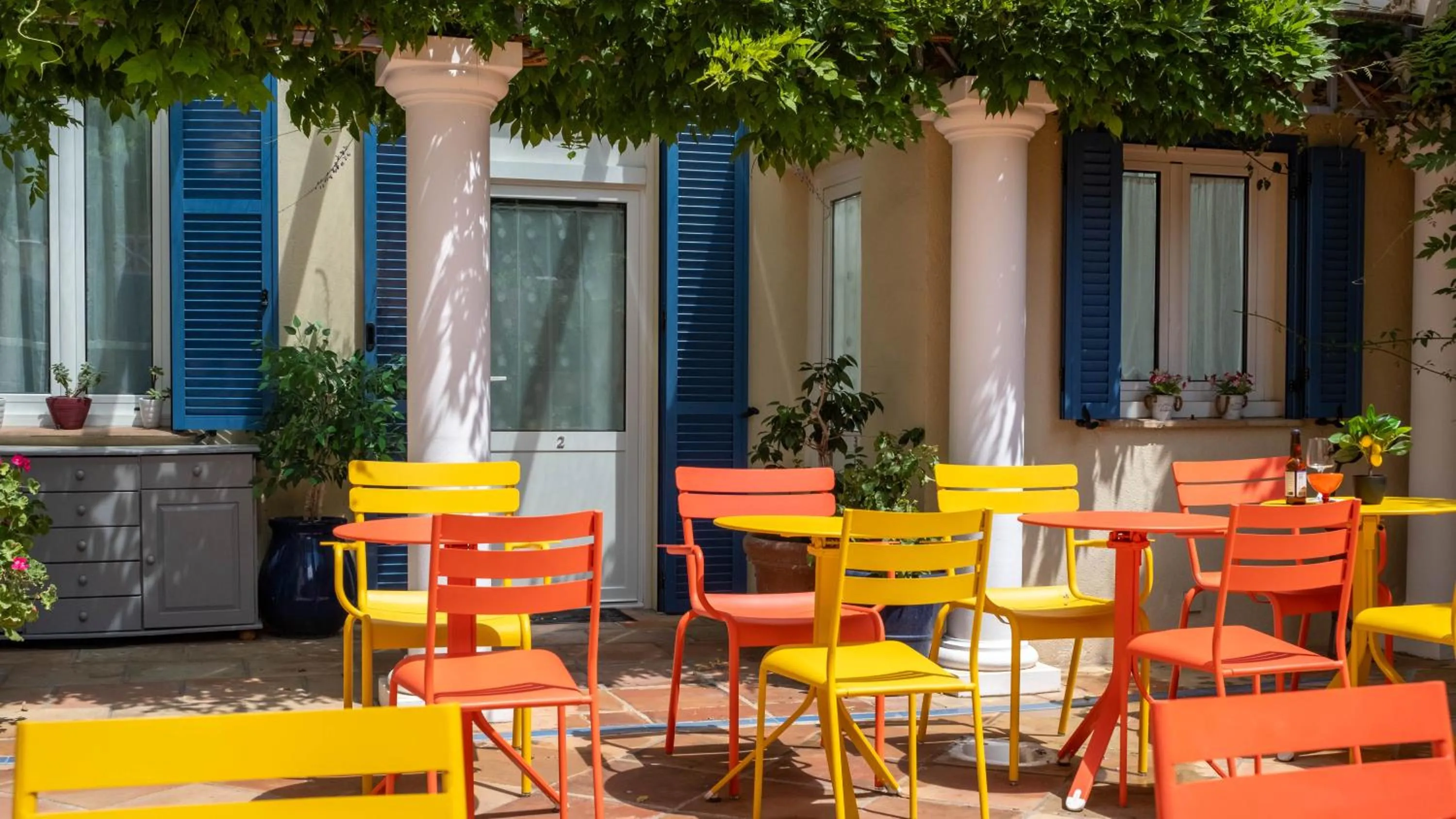 Patio in Hôtel de la Fontaine