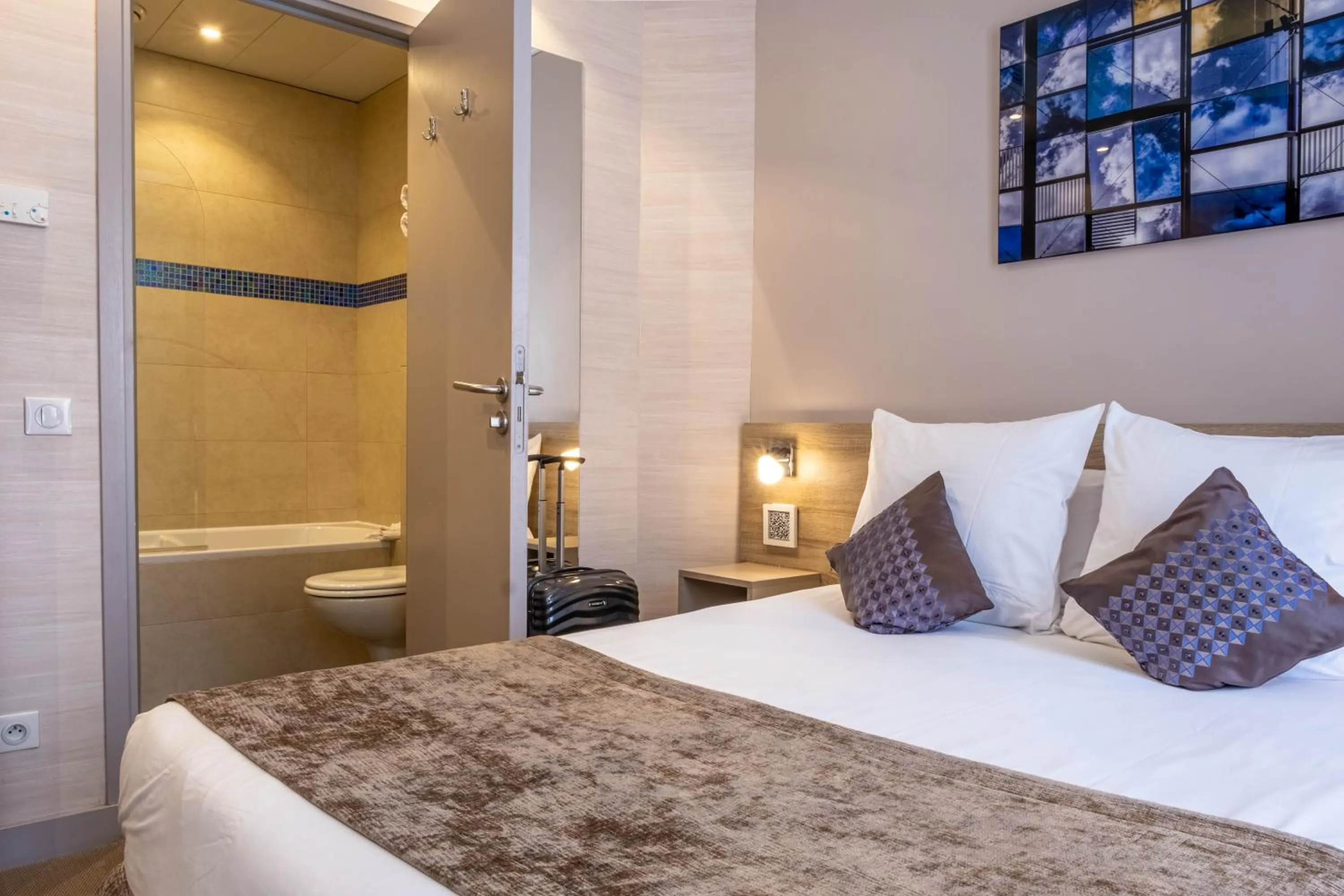 Toilet, Bed in Hôtel de la Fontaine