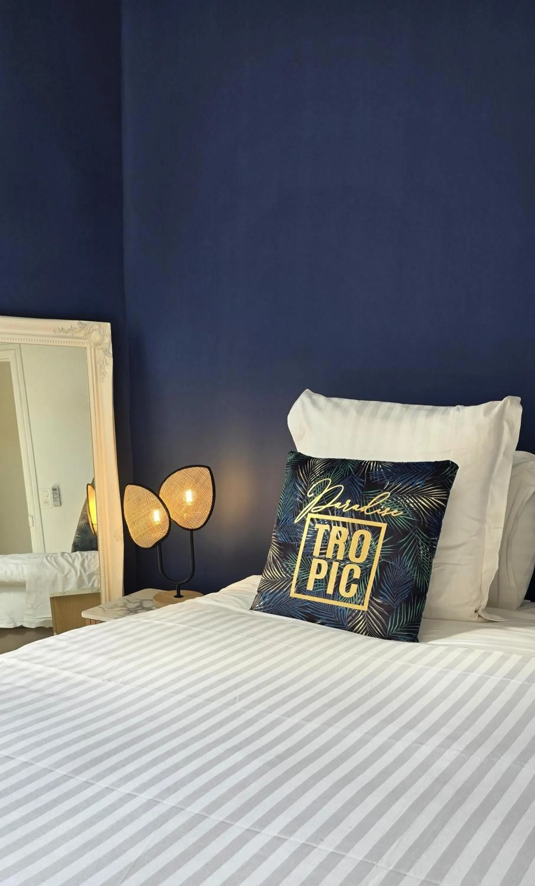 Bed in Hôtel de la Fontaine