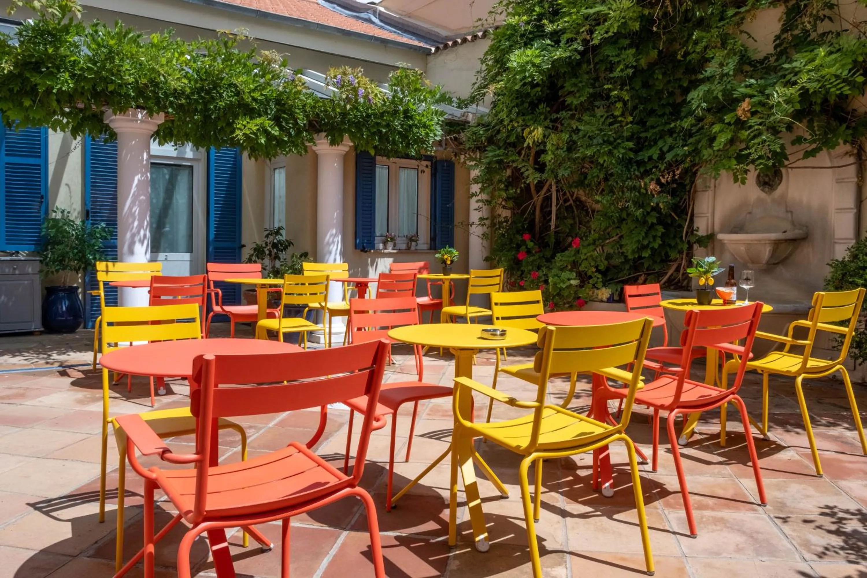 Patio in Hôtel de la Fontaine