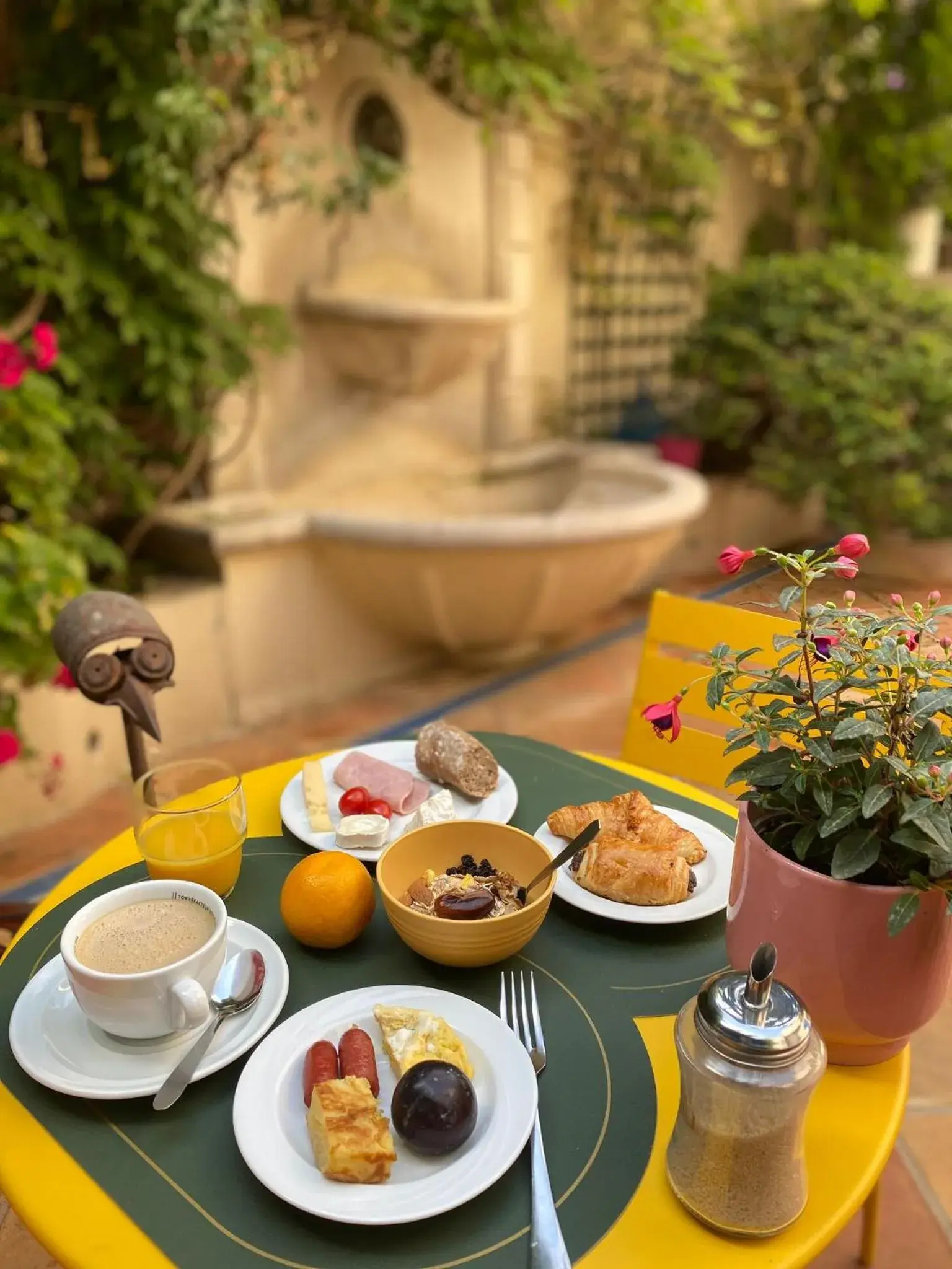 Food and drinks in Hôtel de la Fontaine Food and drinks in Hôtel de la Fontaine