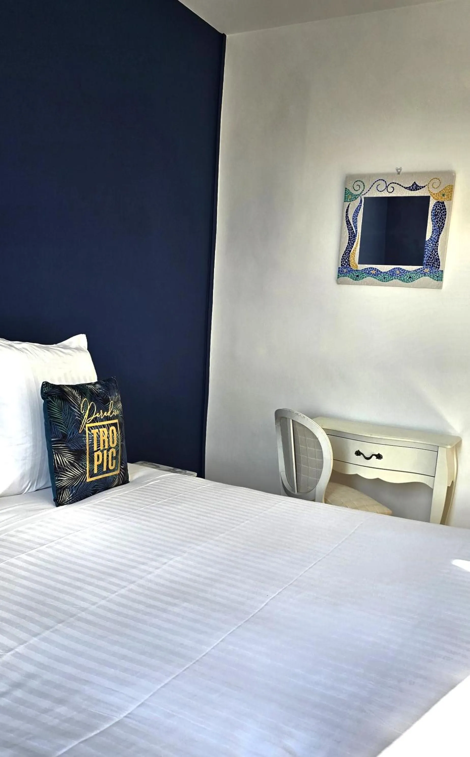 Bed in Hôtel de la Fontaine