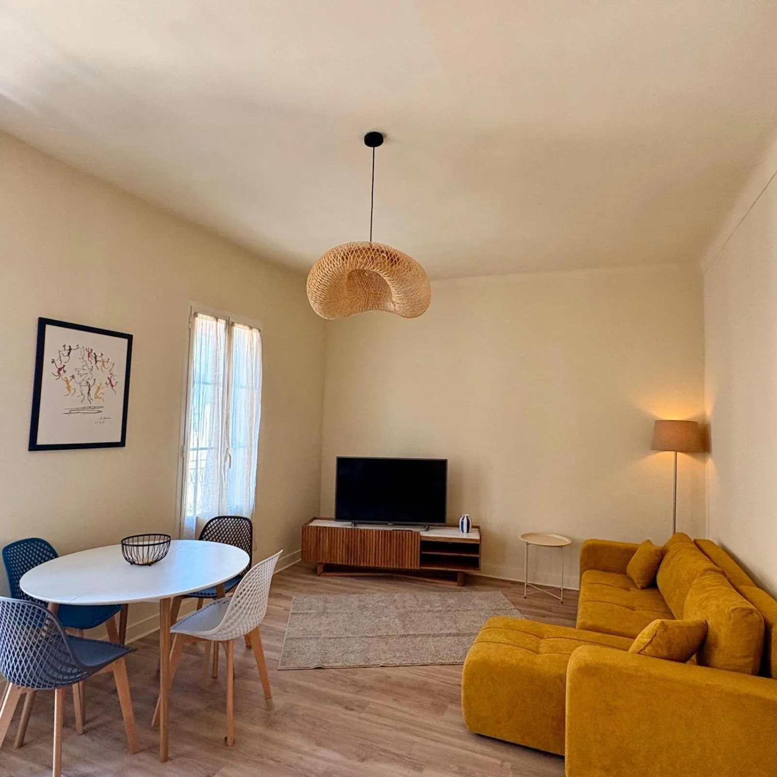 Communal lounge/ TV room in Hôtel de la Fontaine