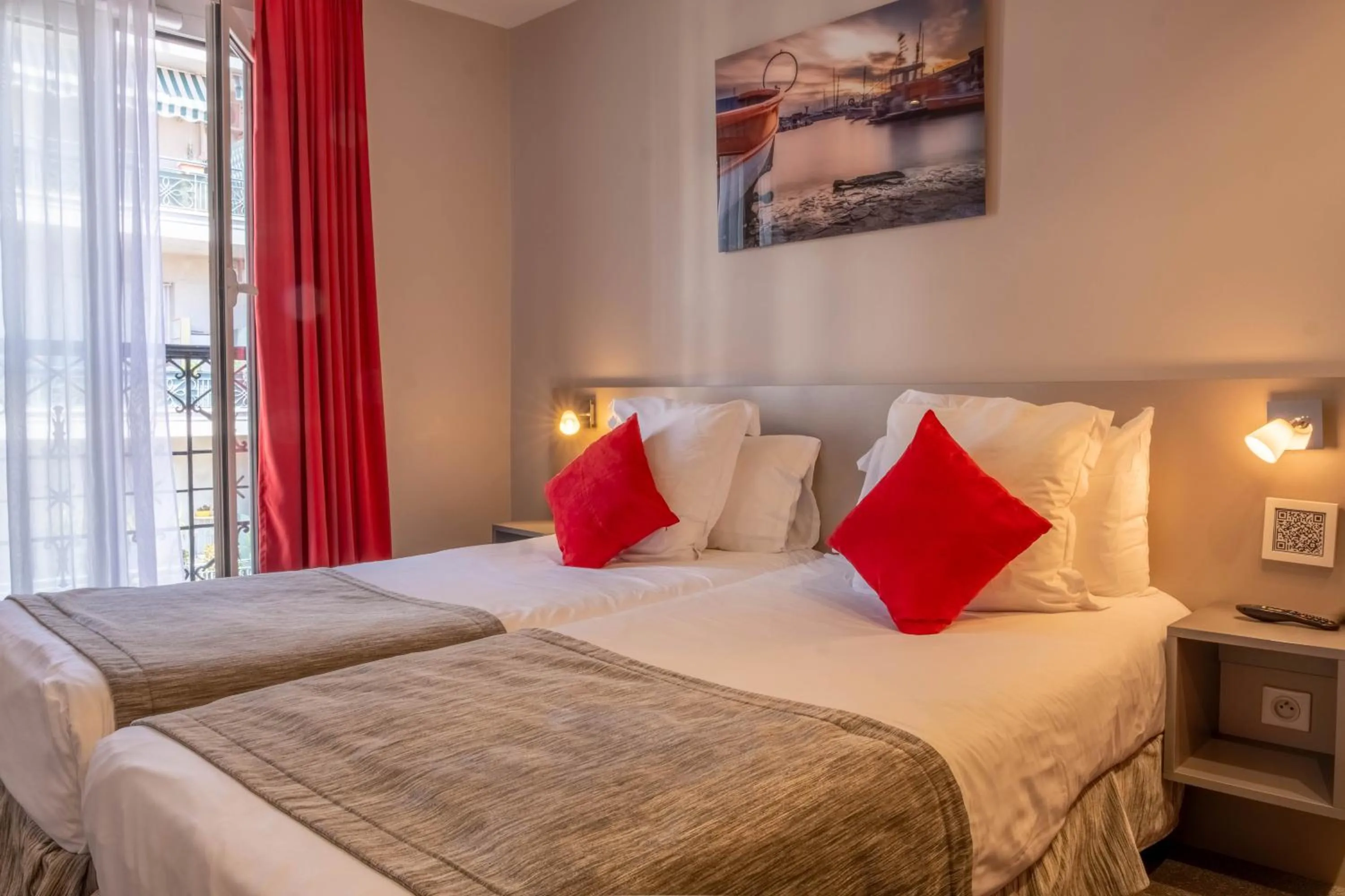 Bed in Hôtel de la Fontaine