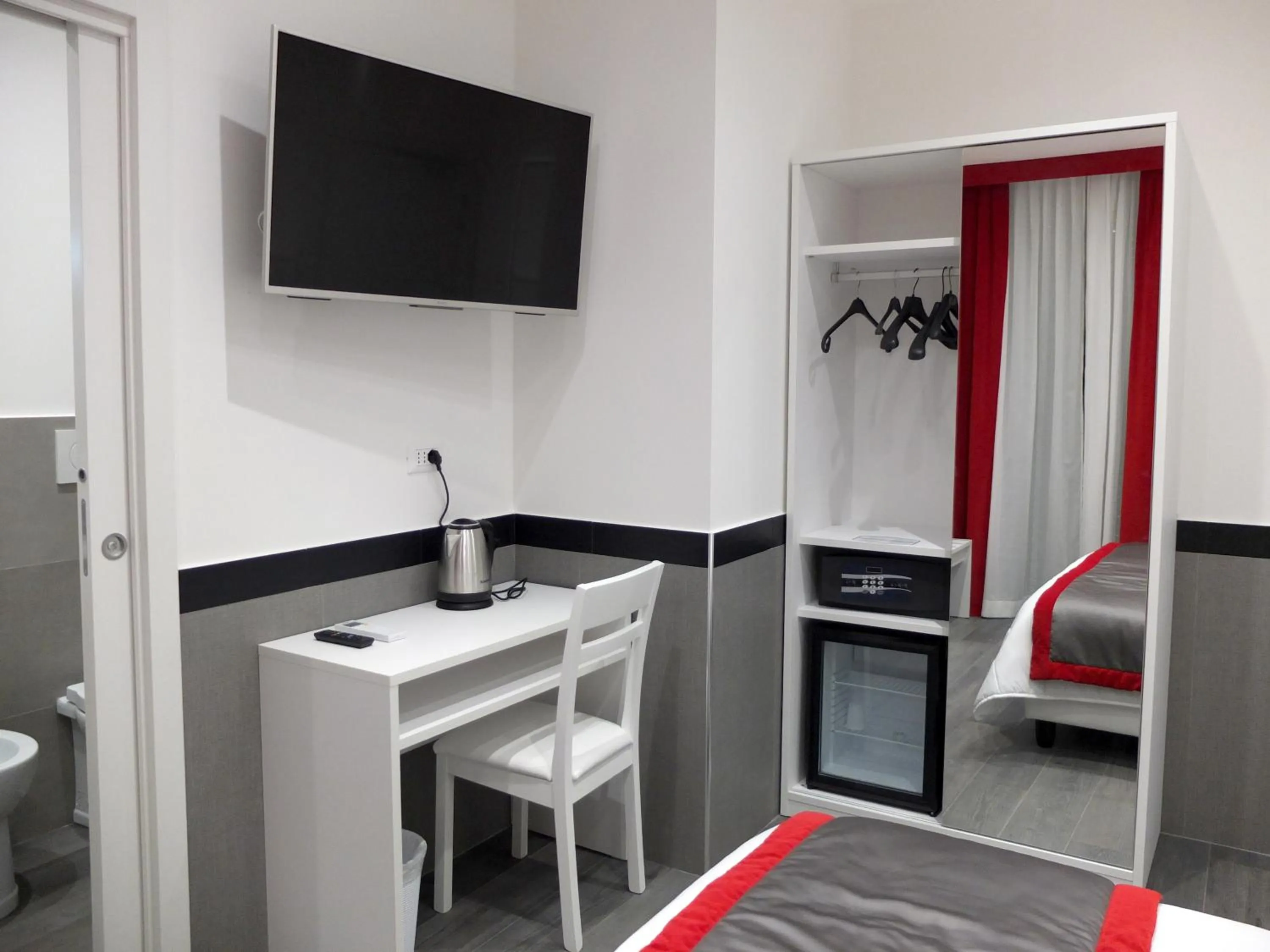 Photo of the whole room, Bed in ASTORIA GOLDEN GATE