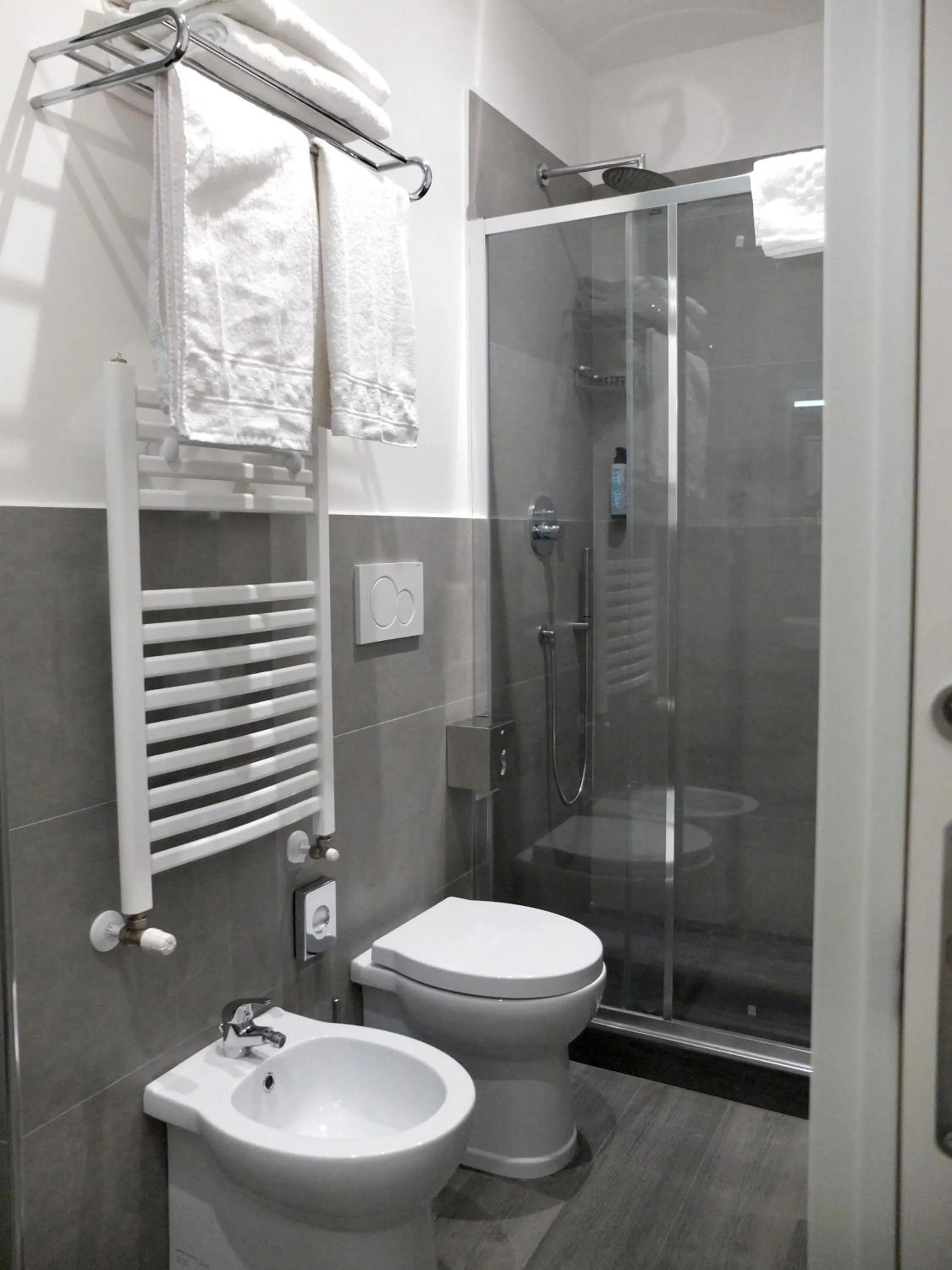 Shower in ASTORIA GOLDEN GATE