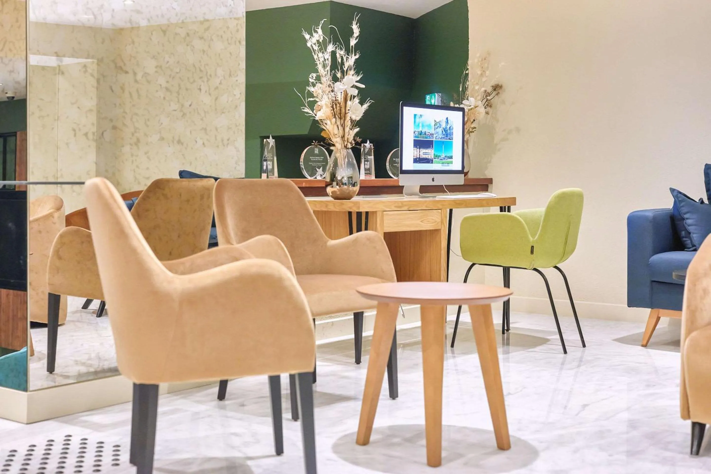 Lobby or reception in Quality Hotel Bordeaux Centre