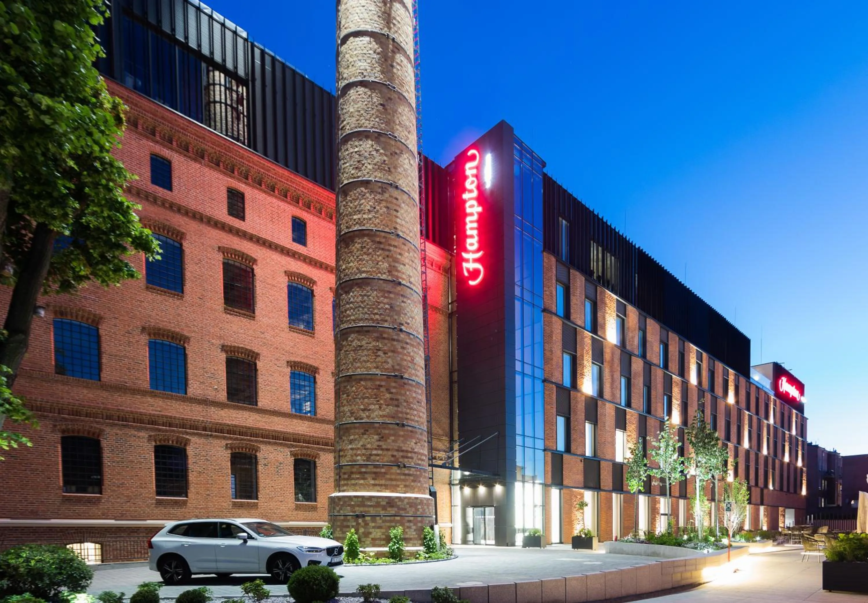 Property building in Hampton By Hilton Kalisz