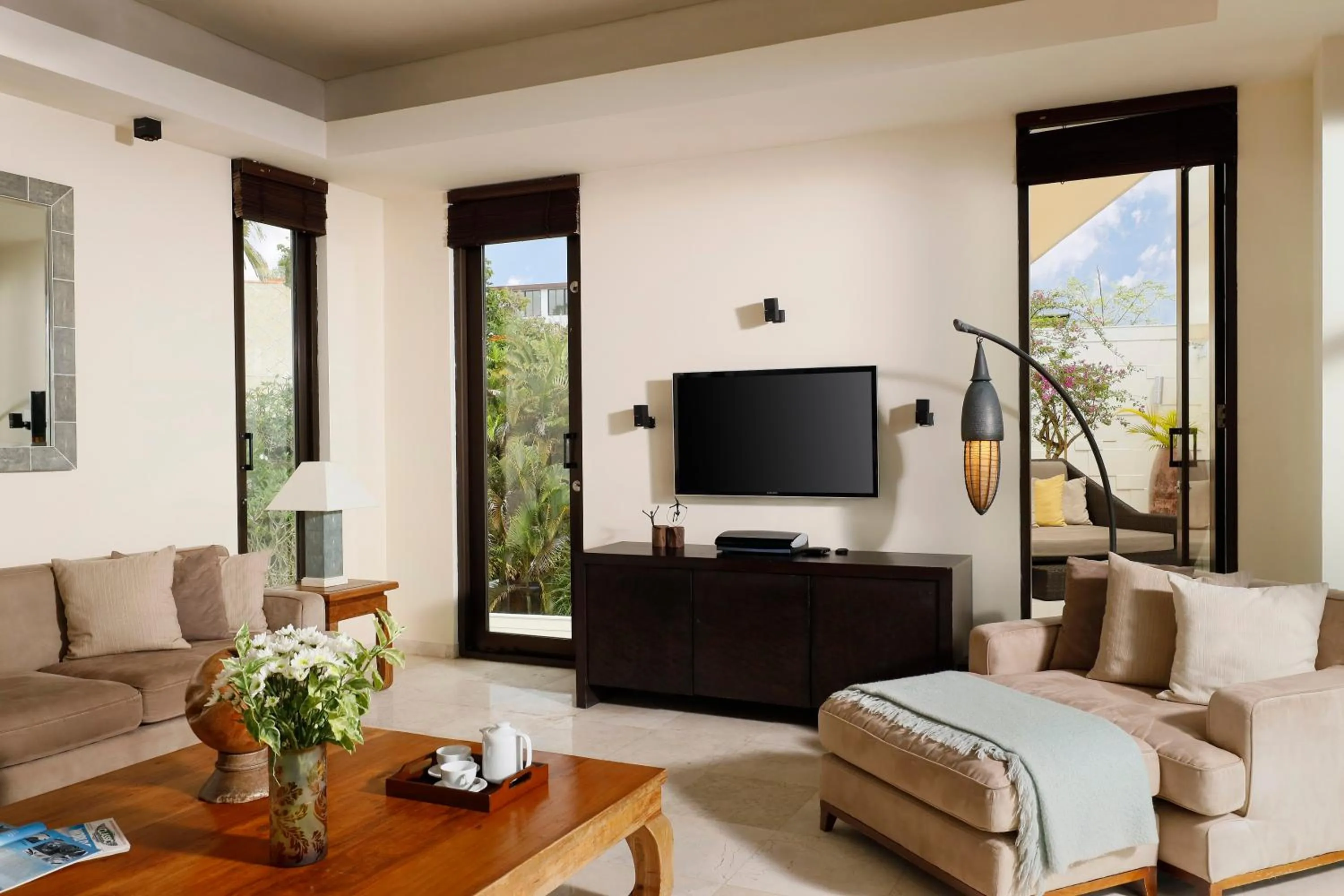 TV and multimedia in Villa Jamalu by Nakula