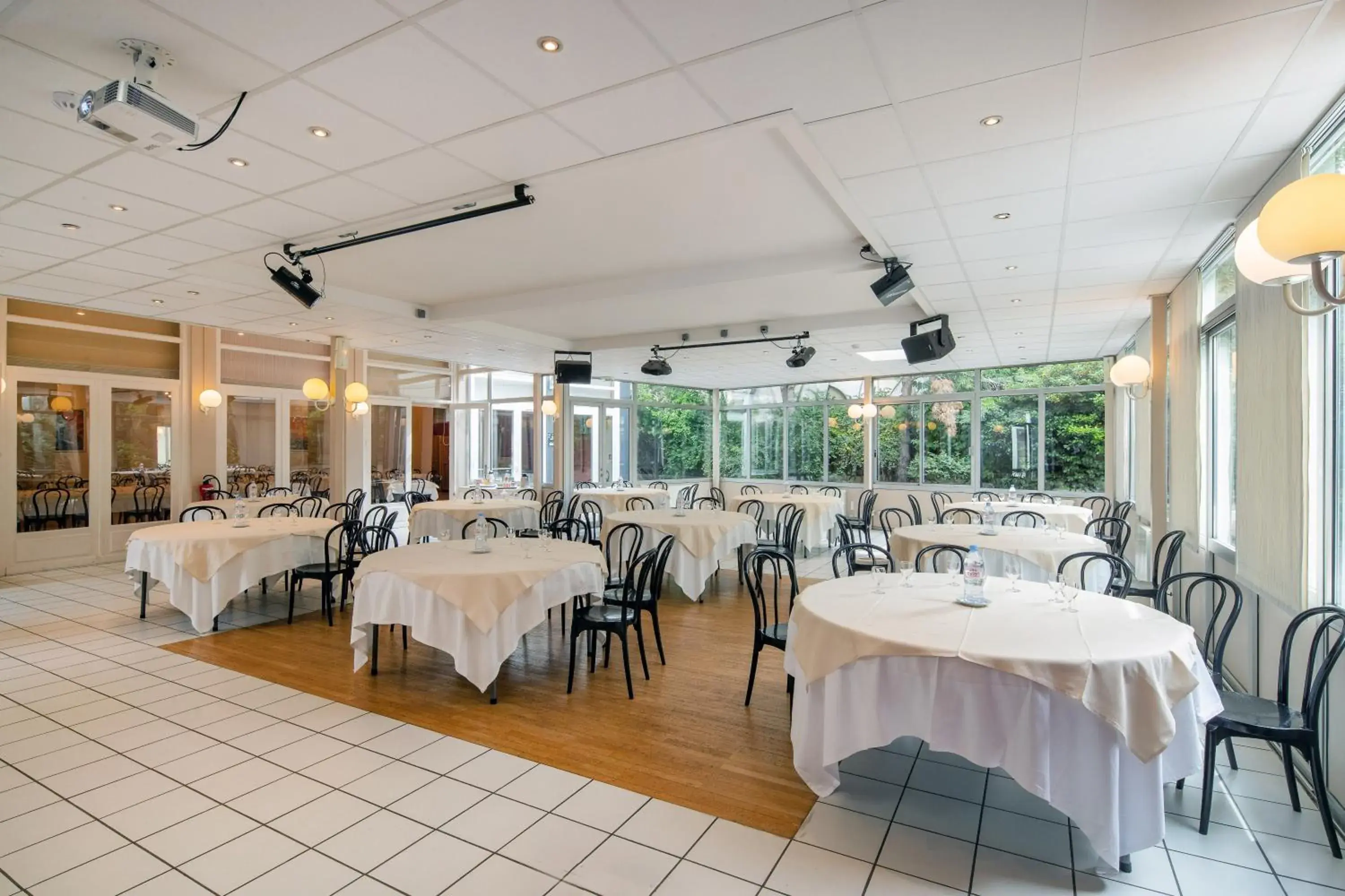 Restaurant/Places to Eat in Hotel CIS Paris Maurice Ravel