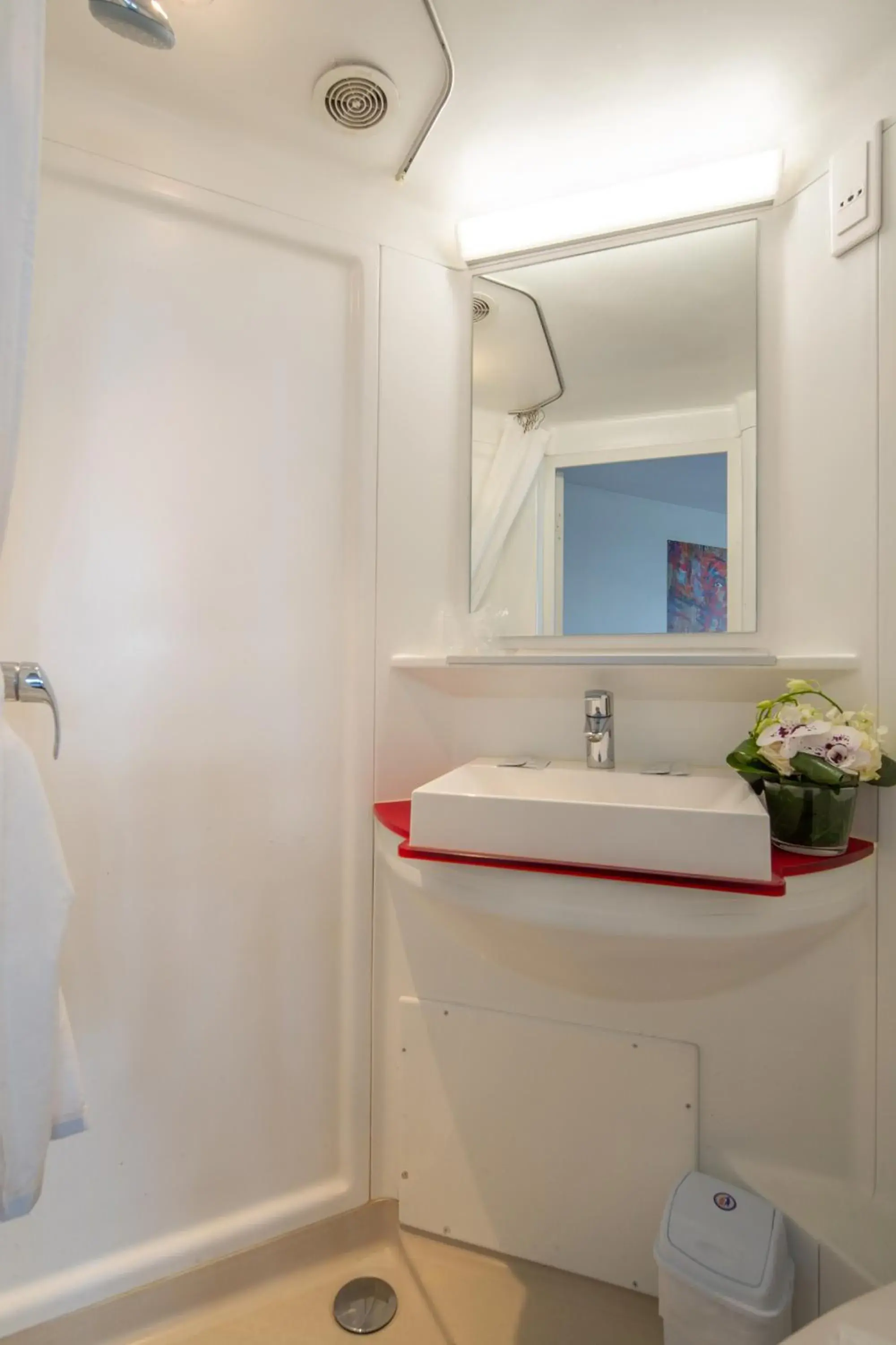 Bathroom in Hotel CIS Paris Maurice Ravel