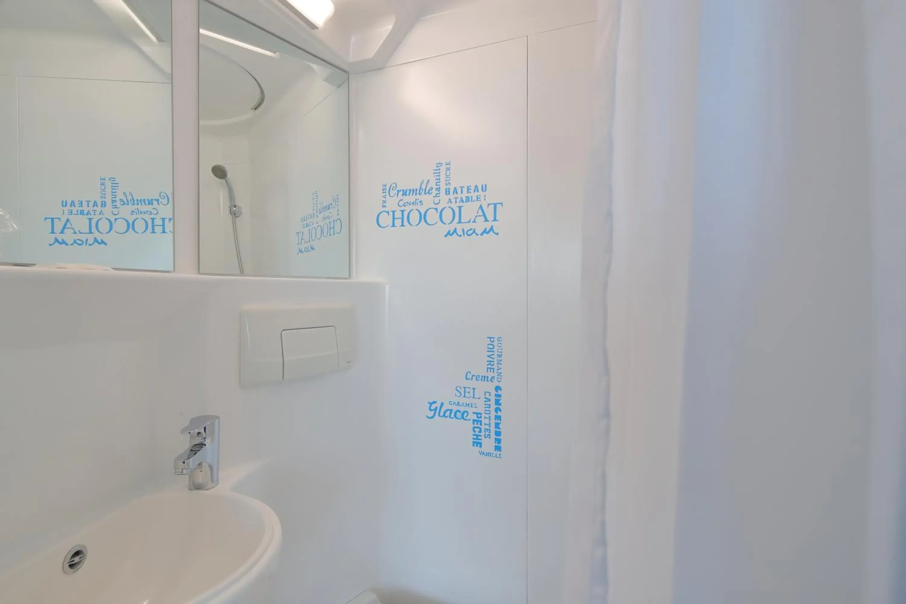 Bathroom in Hotel CIS Paris Maurice Ravel