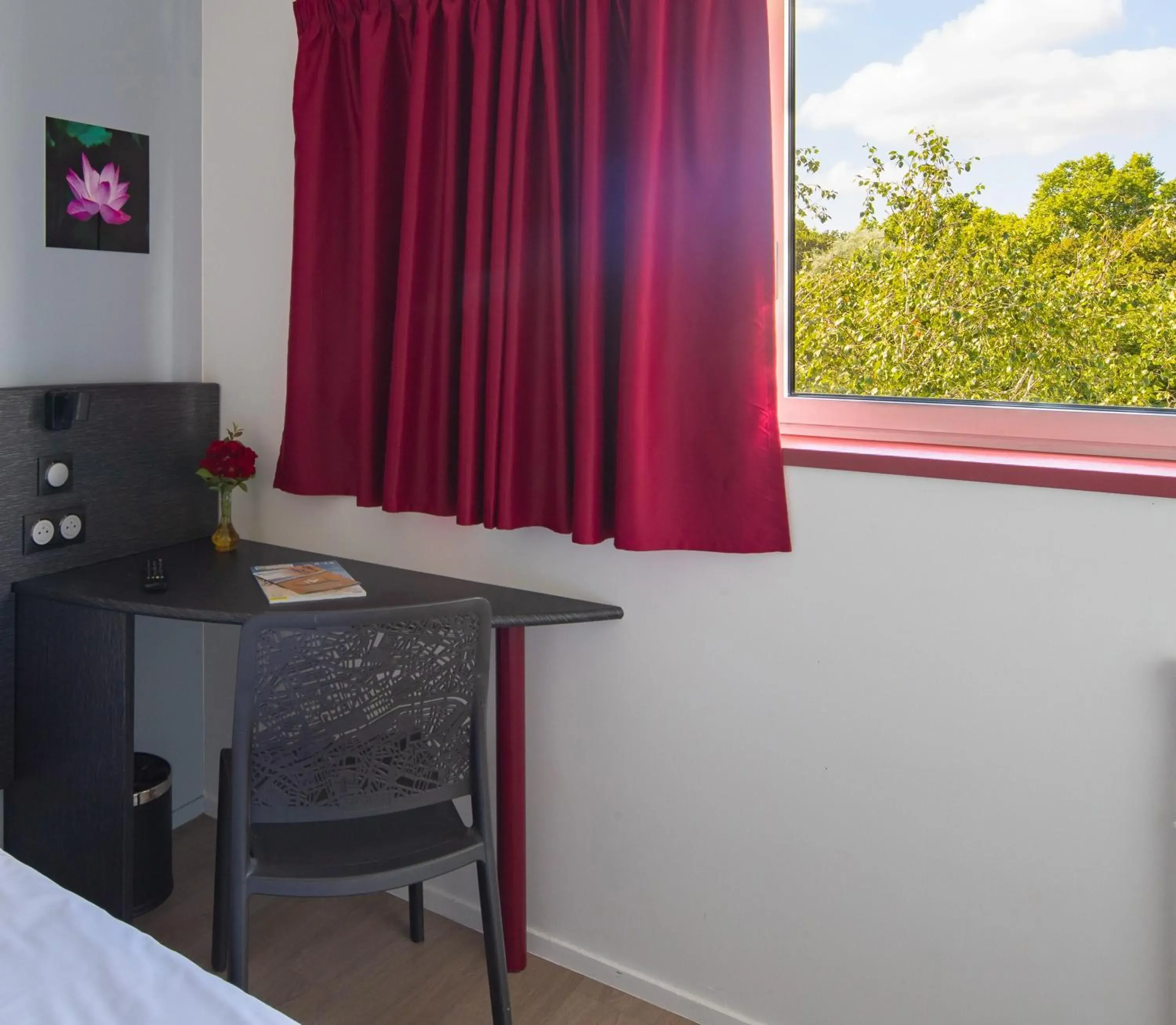 Bedroom, TV/Entertainment Center in Hotel CIS Paris Kellermann