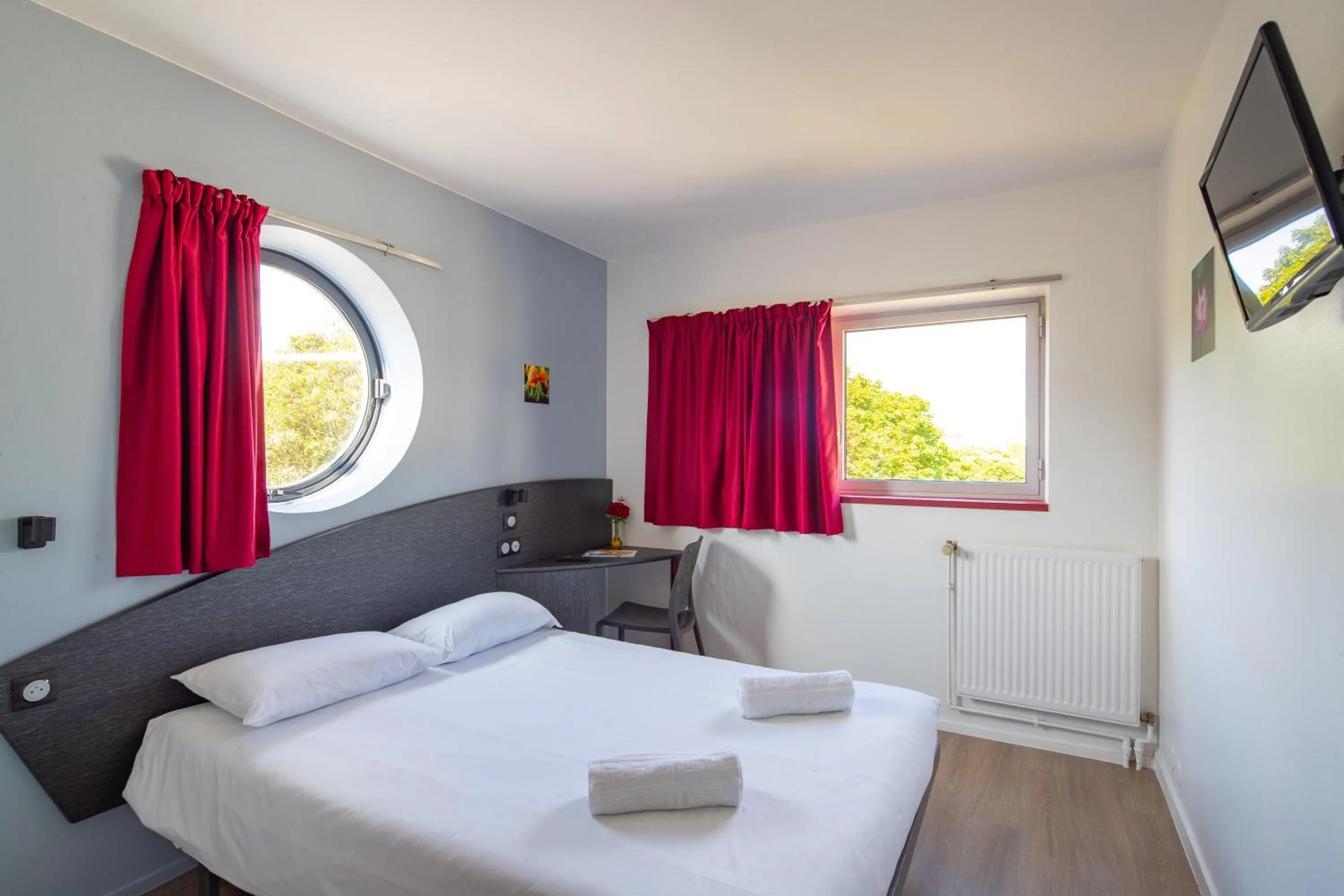 Bed in Hotel CIS Paris Kellermann