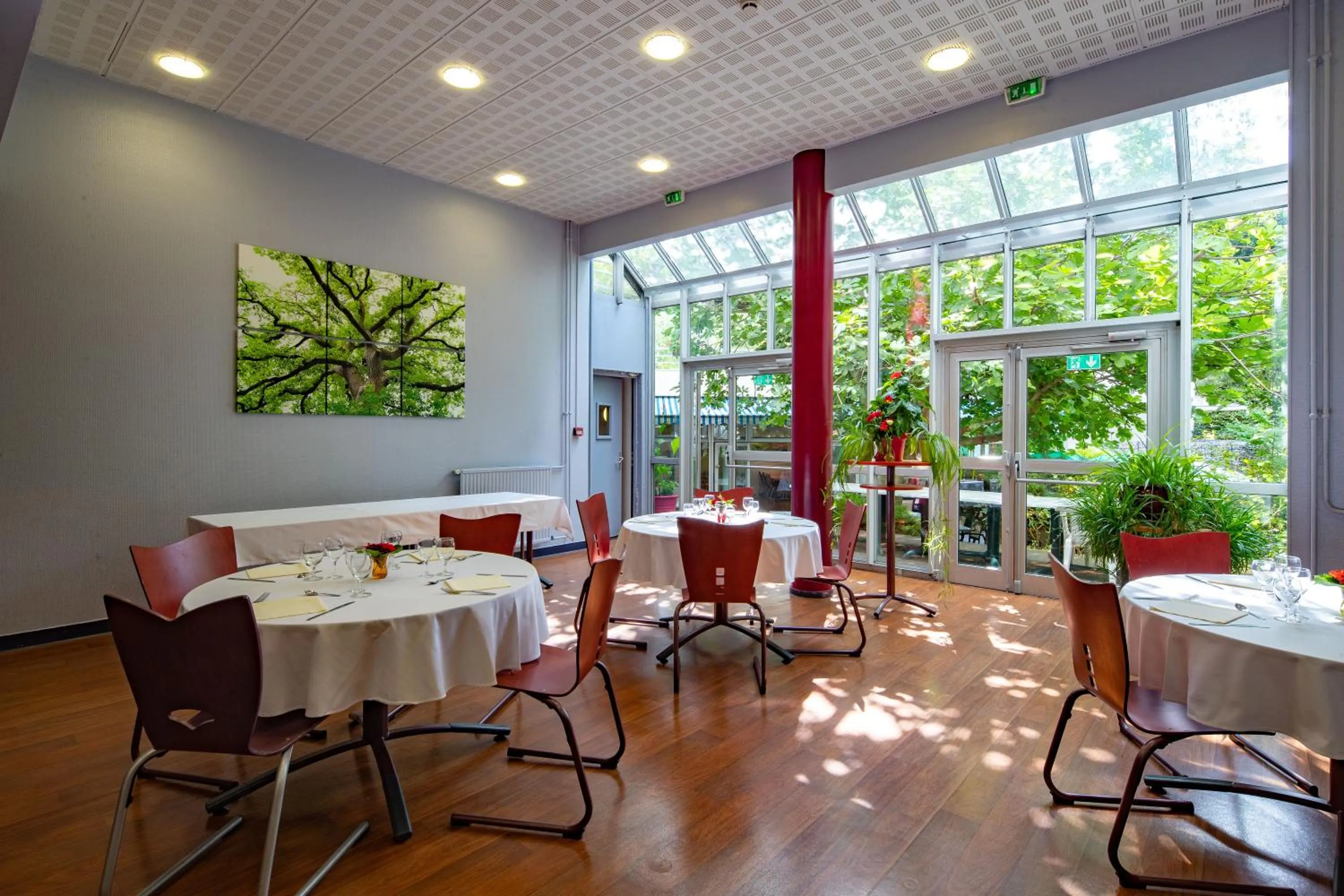 Restaurant/places to eat in Hotel CIS Paris Kellermann