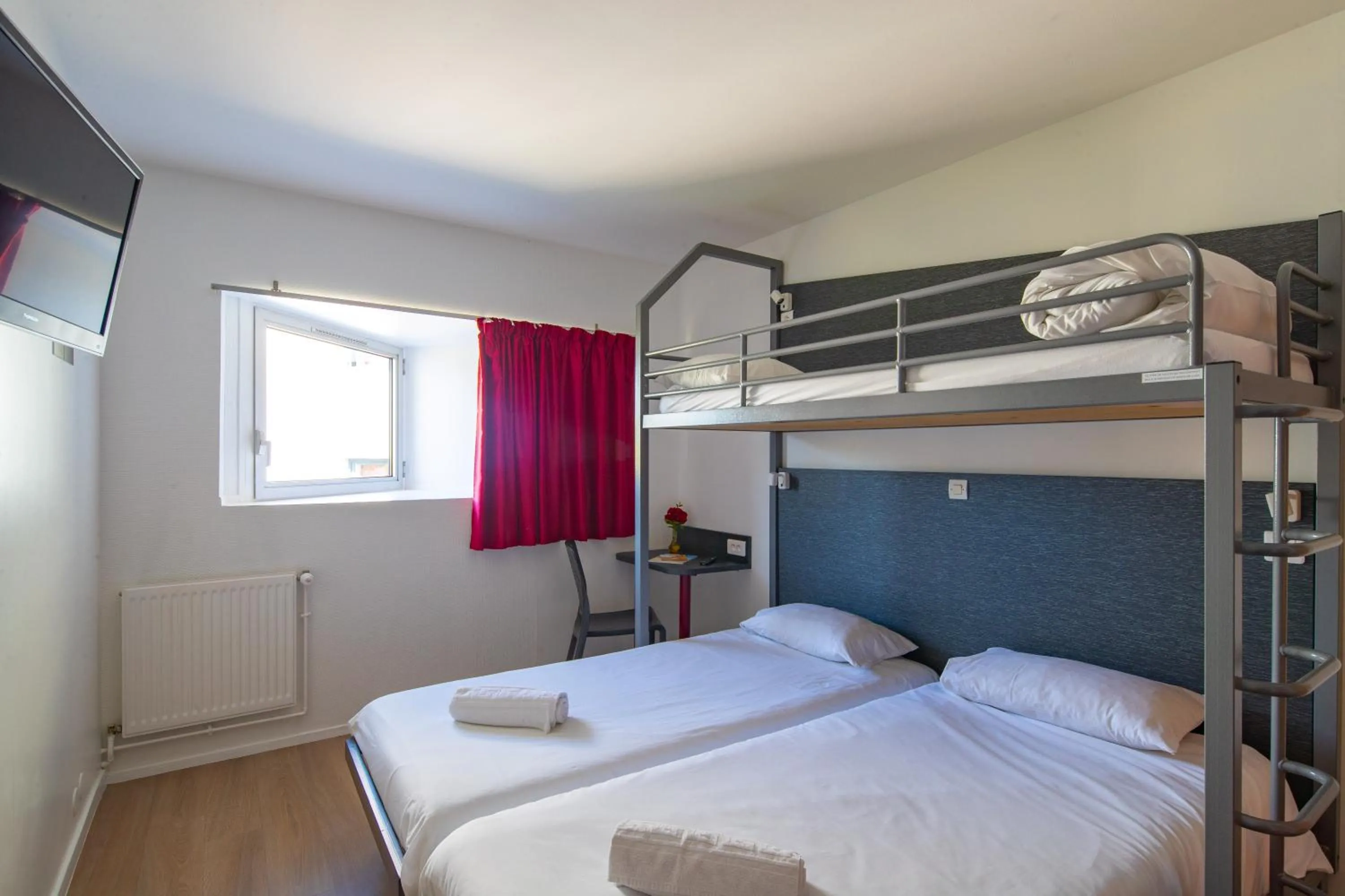 Bed in Hotel CIS Paris Kellermann