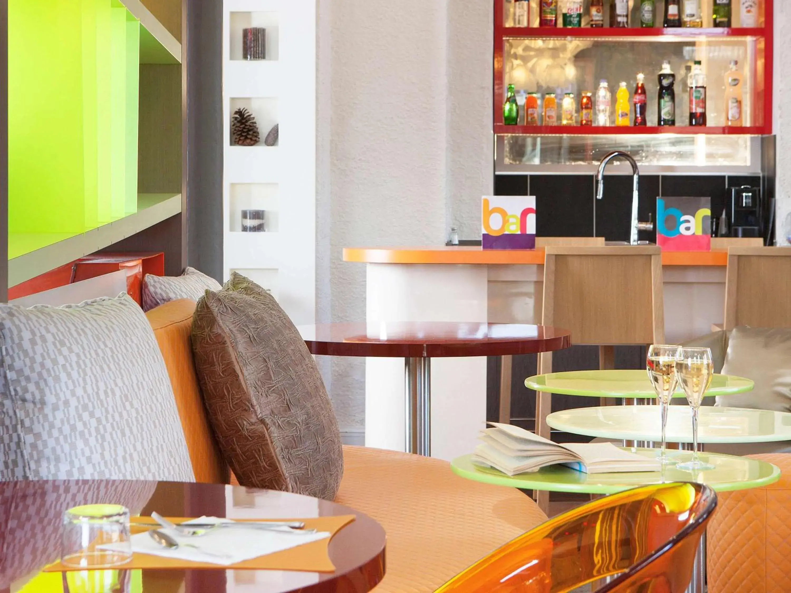 Lounge or bar in ibis Styles Bayonne Lounge or bar in ibis Styles Bayonne