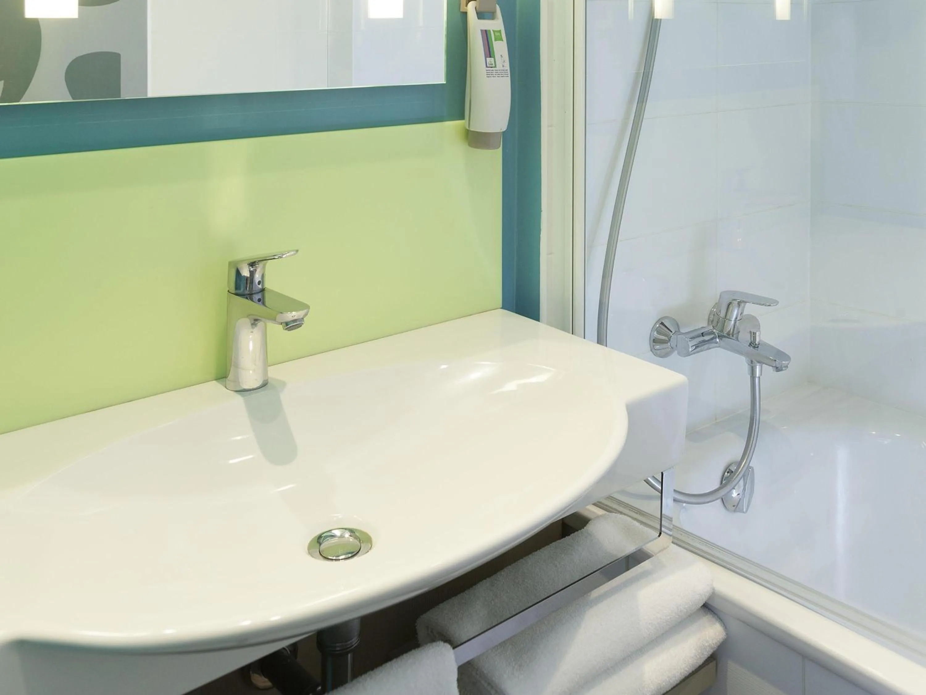 Bedroom in ibis Styles Bayonne