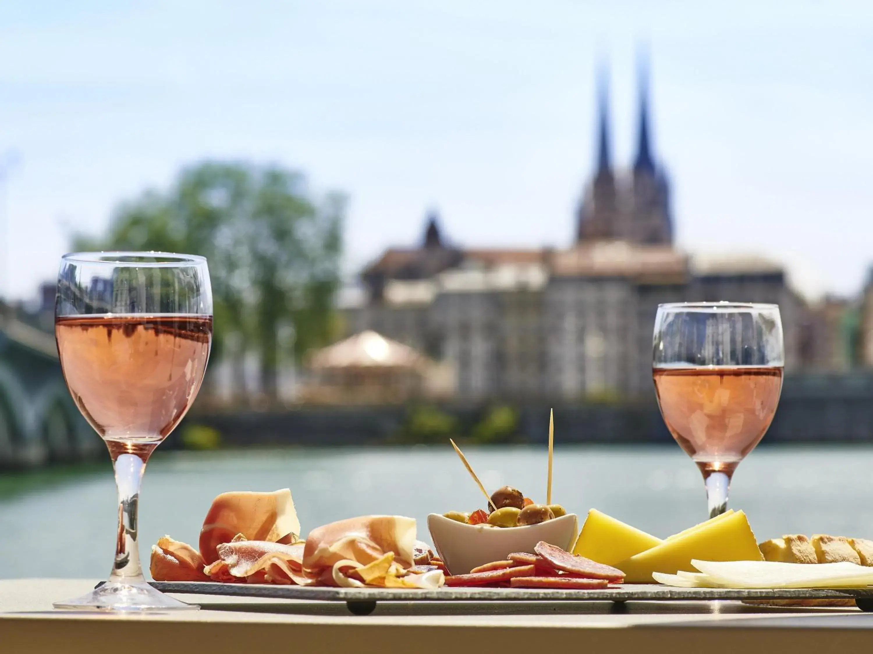 Lounge or bar in ibis Styles Bayonne Lounge or bar in ibis Styles Bayonne