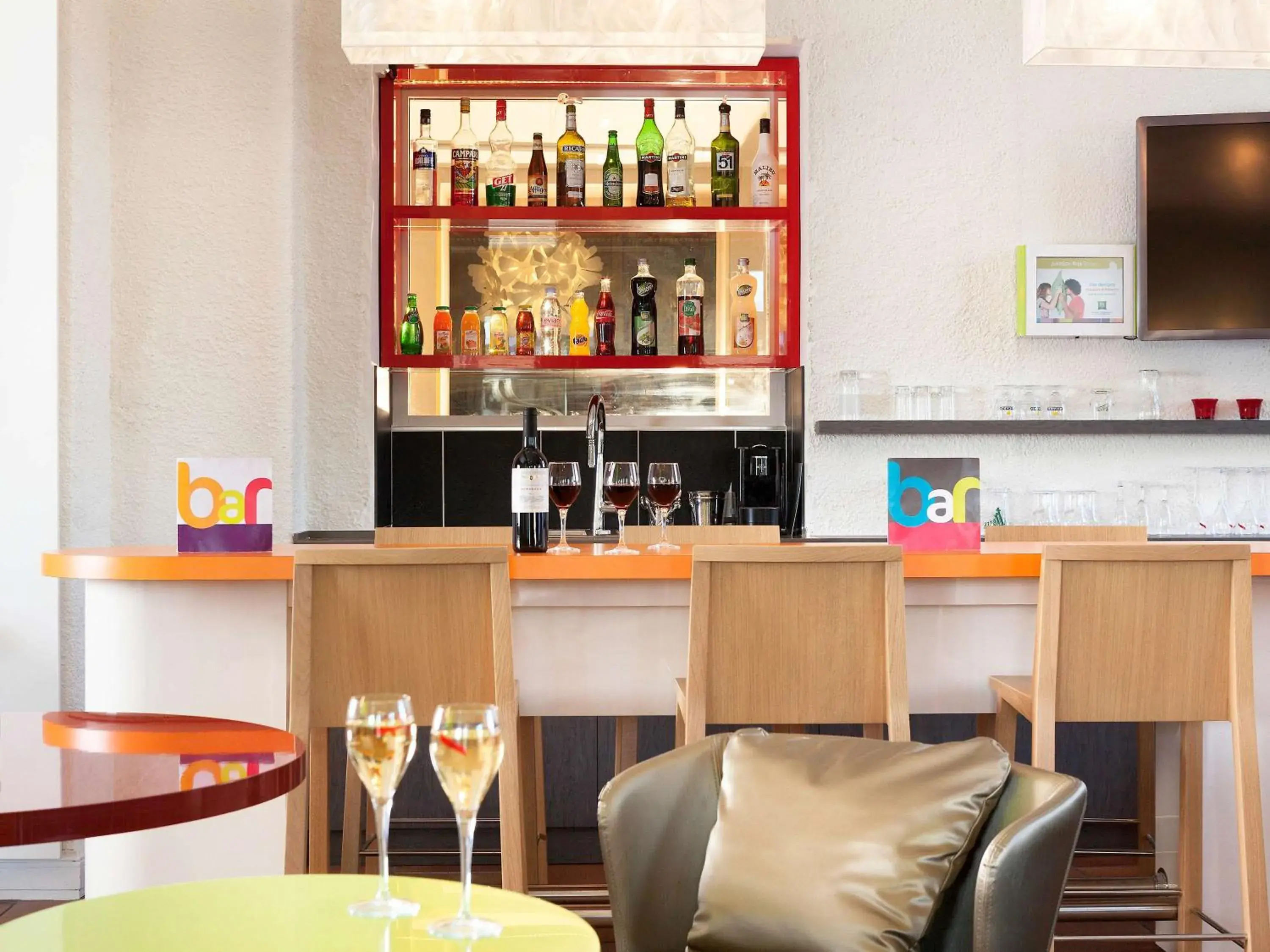 Lounge or bar in ibis Styles Bayonne Lounge or bar in ibis Styles Bayonne