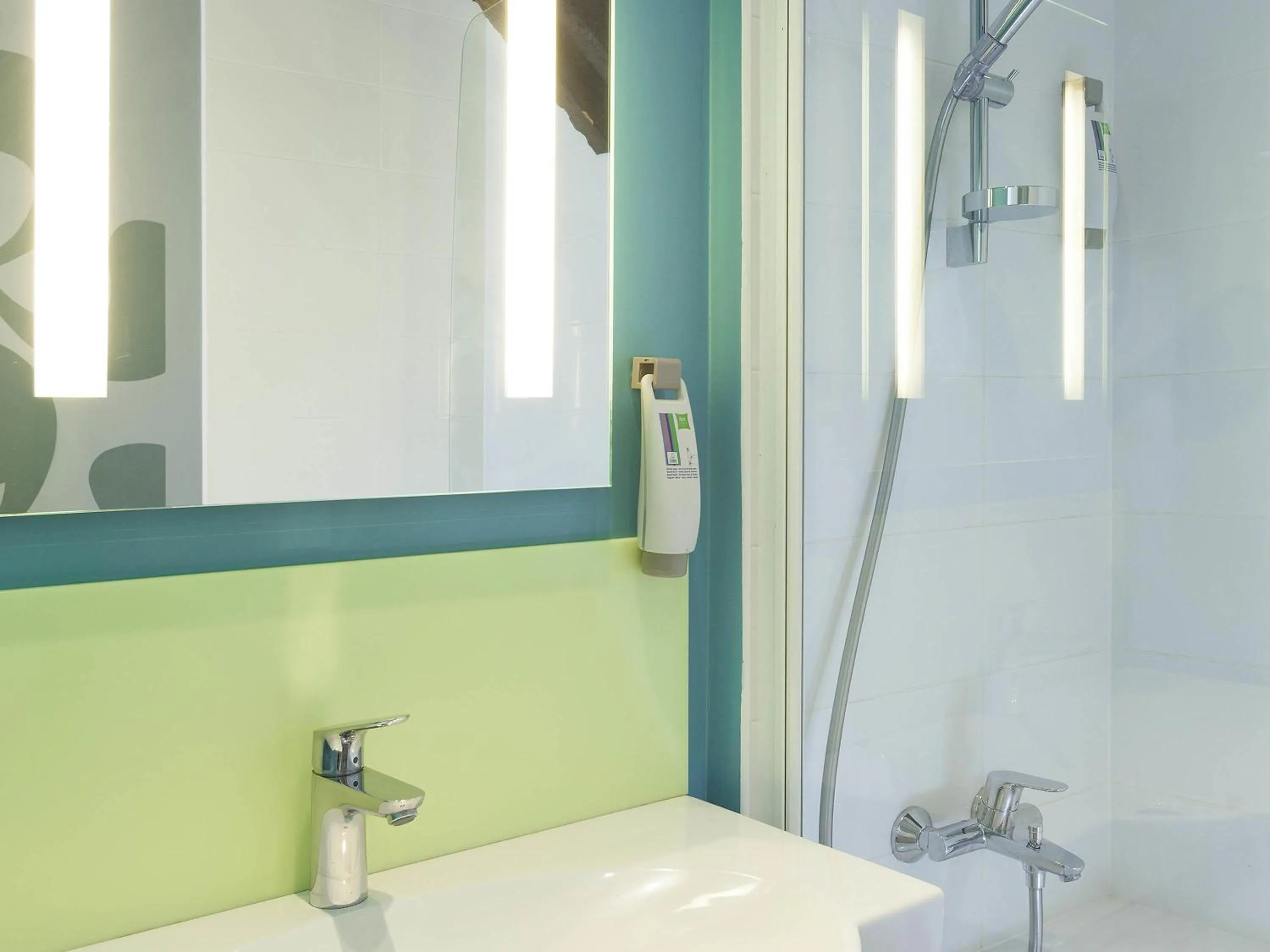 Bedroom in ibis Styles Bayonne