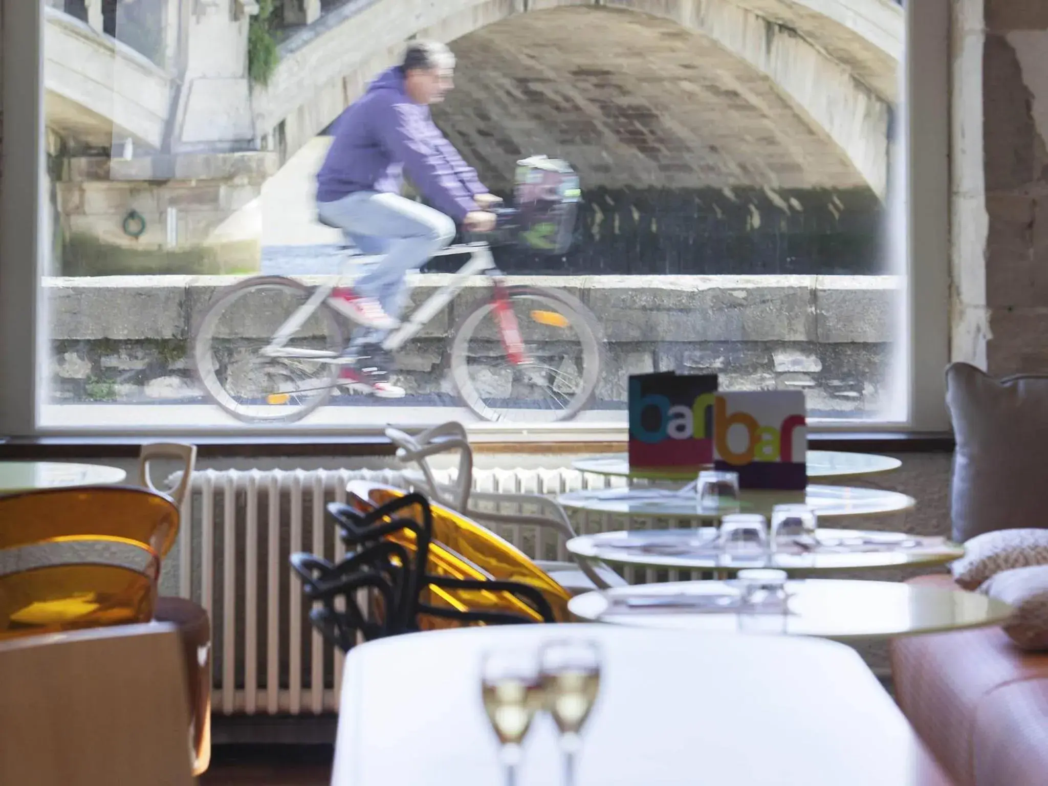 Lounge or bar in ibis Styles Bayonne Lounge or bar in ibis Styles Bayonne