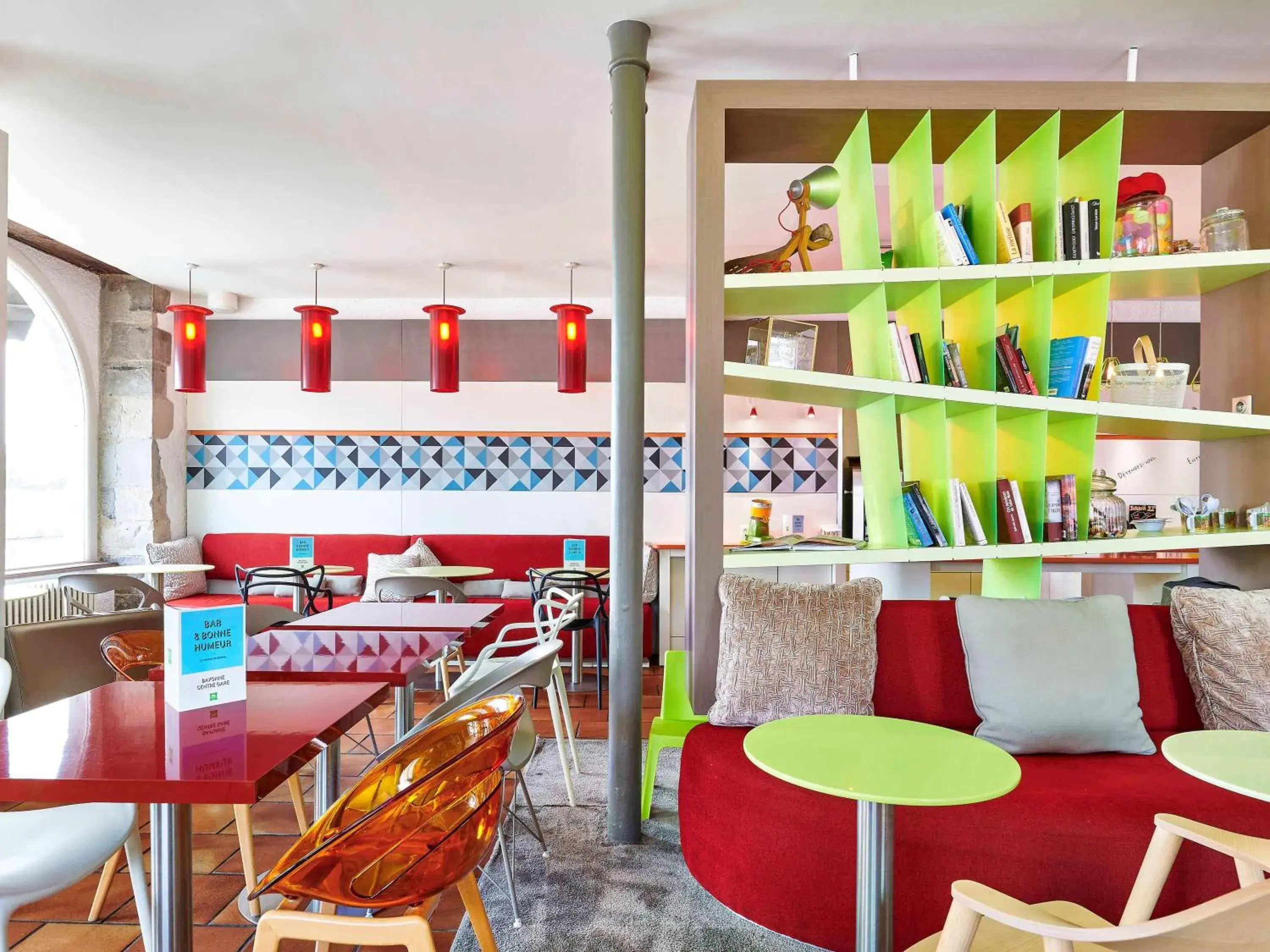 Lounge or bar in ibis Styles Bayonne Lounge or bar in ibis Styles Bayonne