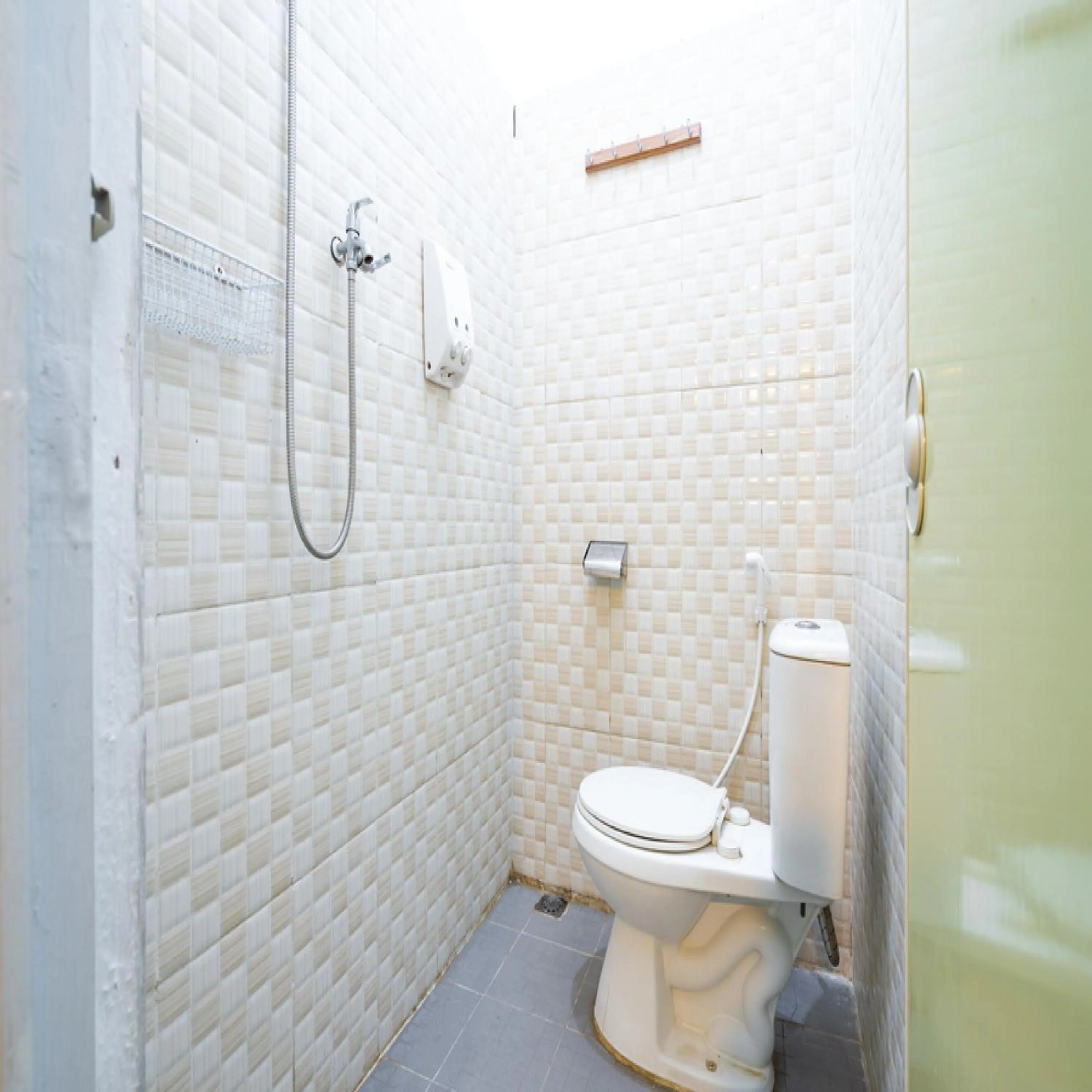 Bathroom in RedDoorz near Exit Toll Tanah Baru Bogor