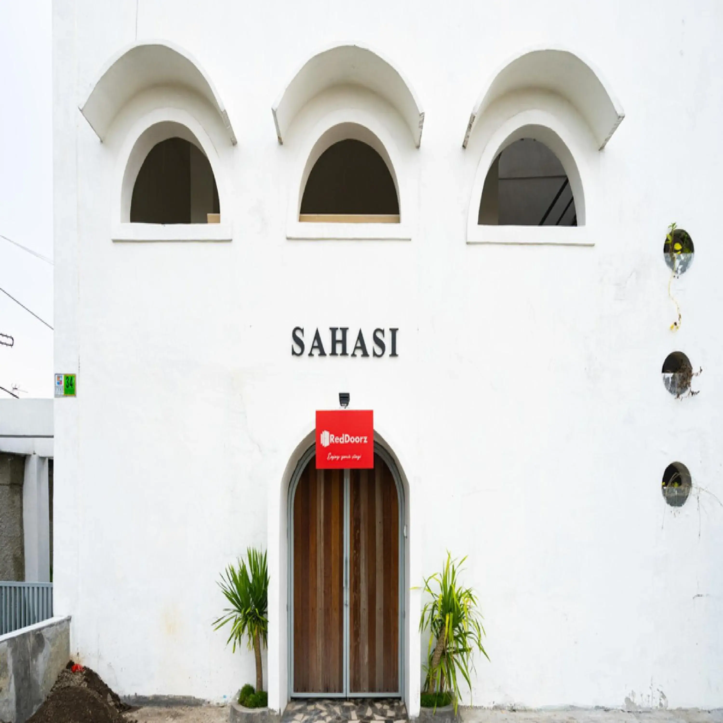 Facade/entrance in RedDoorz near Exit Toll Tanah Baru Bogor Facade/entrance in RedDoorz near Exit Toll Tanah Baru Bogor