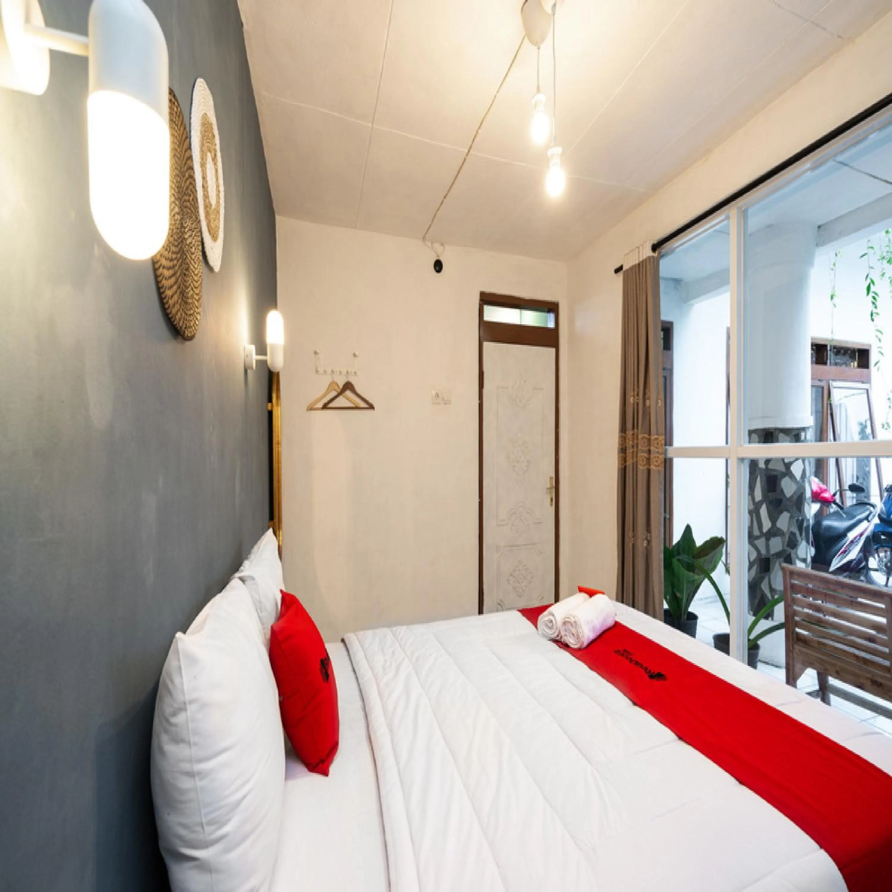 Bedroom, Bed in RedDoorz near Exit Toll Tanah Baru Bogor