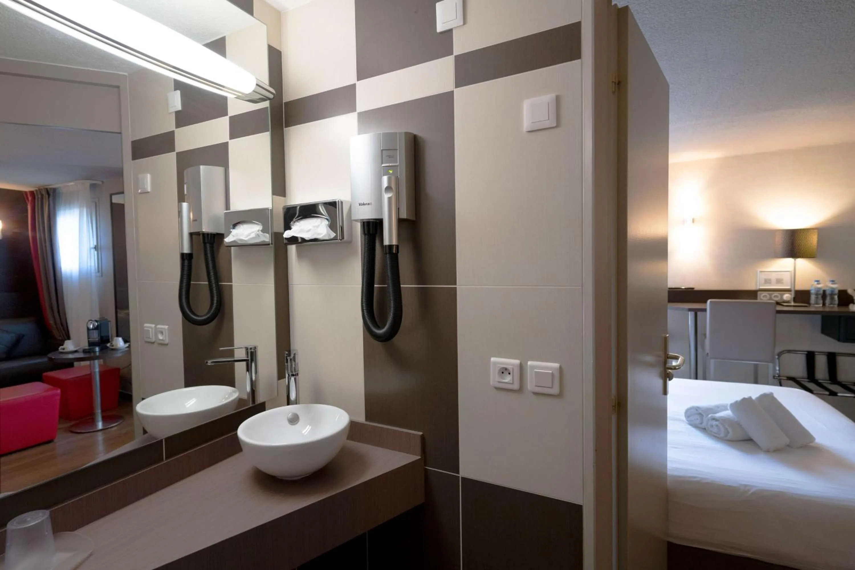 Bathroom, Bed in Best Western l'Atelier 117