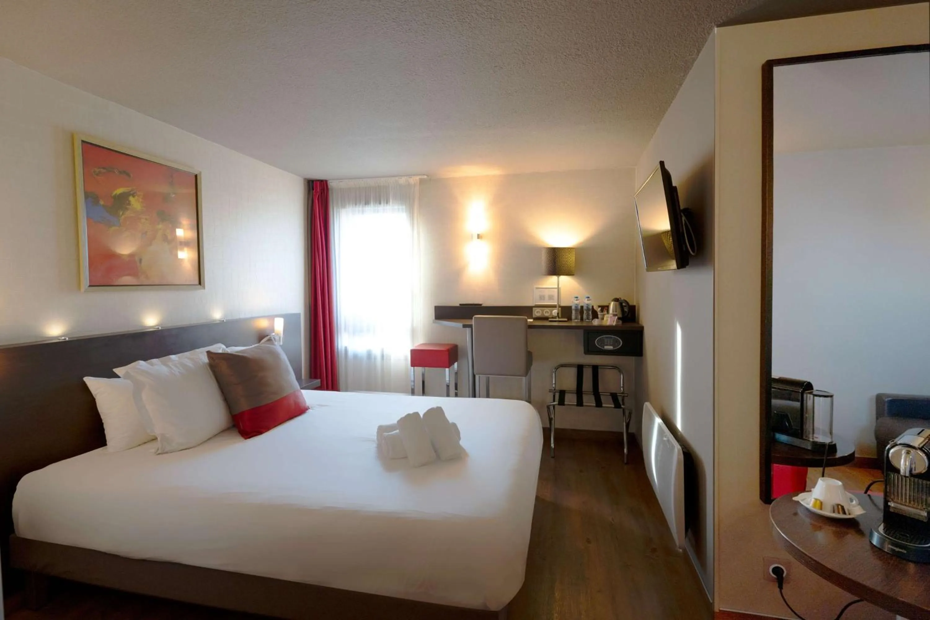 Photo of the whole room, Bed in Best Western l'Atelier 117