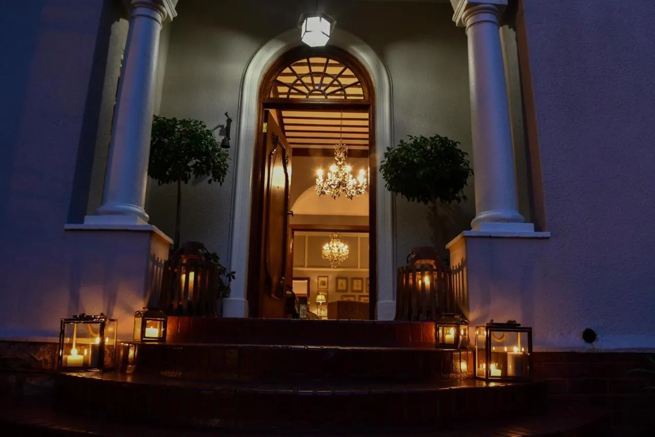 Facade/entrance in The Great Gatsby Houghton