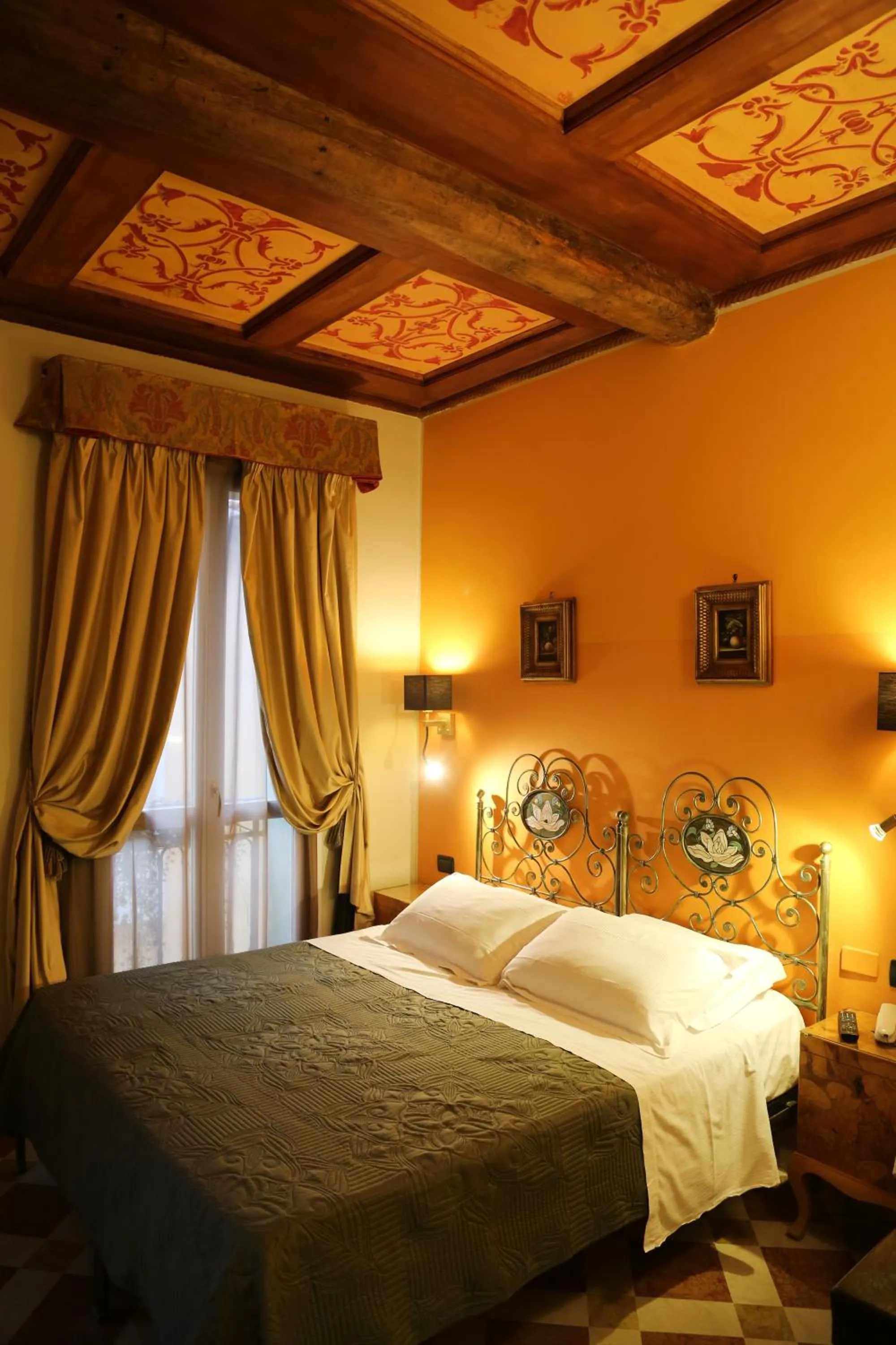 Bedroom, Bed in Albergo delle Drapperie