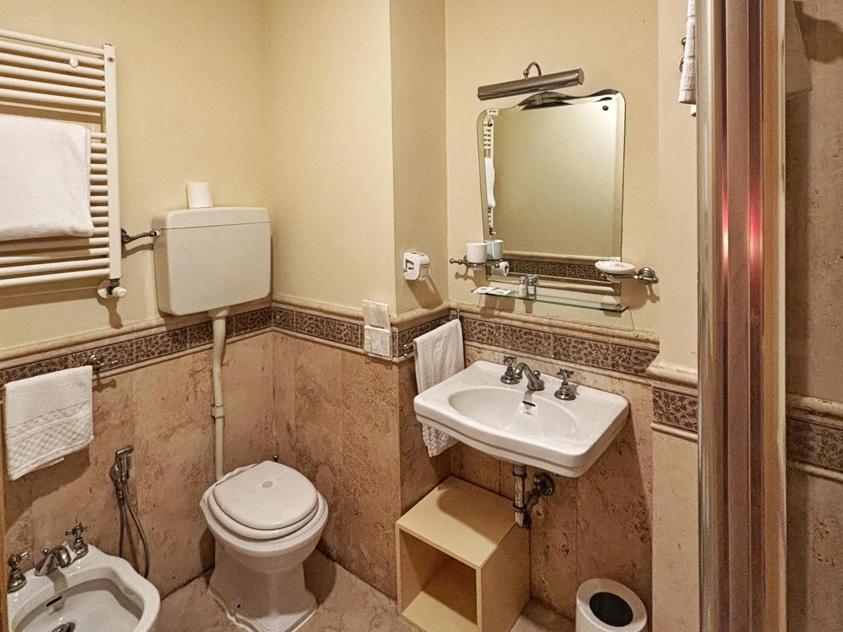 Bathroom in Albergo delle Drapperie