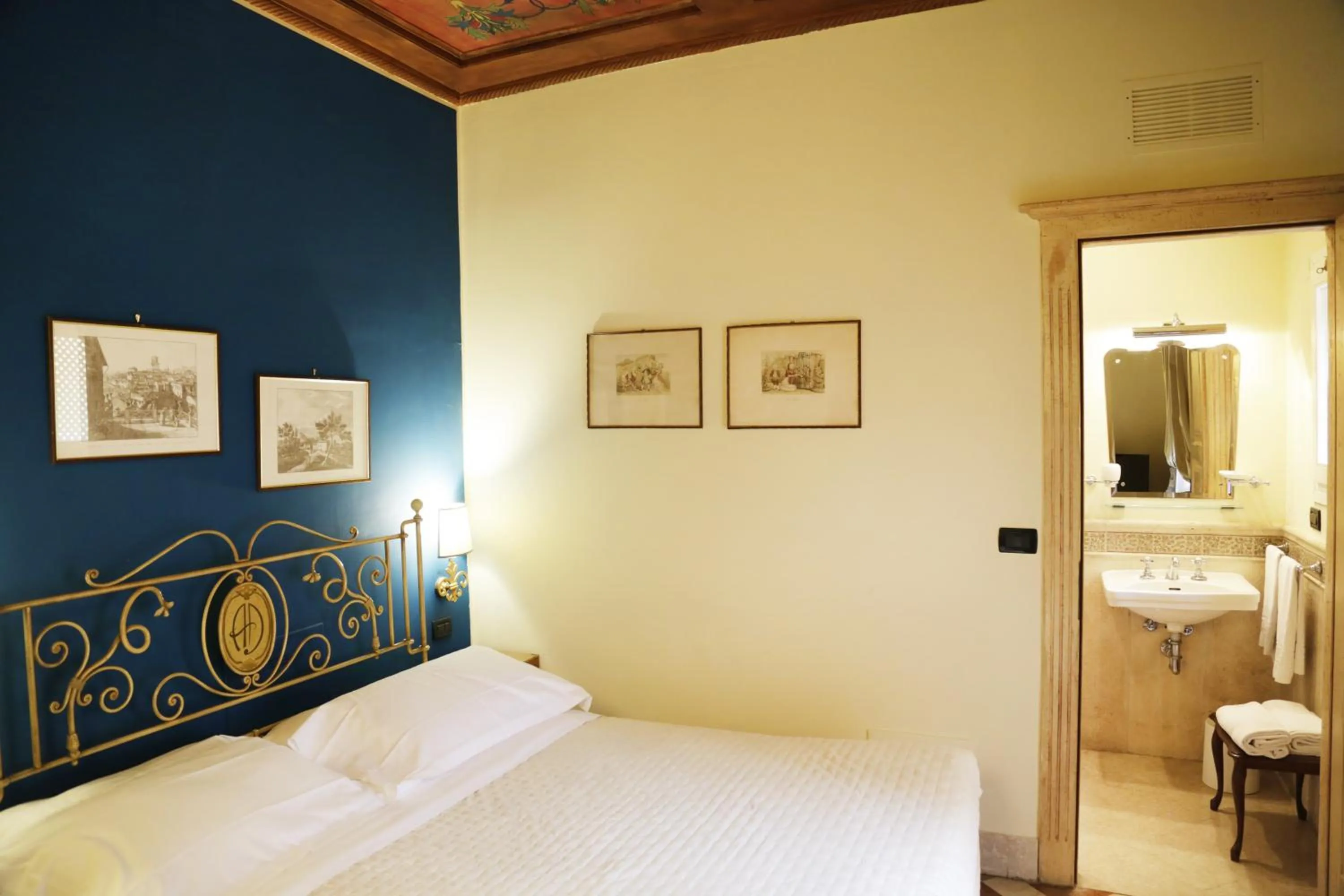 Bedroom, Bed in Albergo delle Drapperie